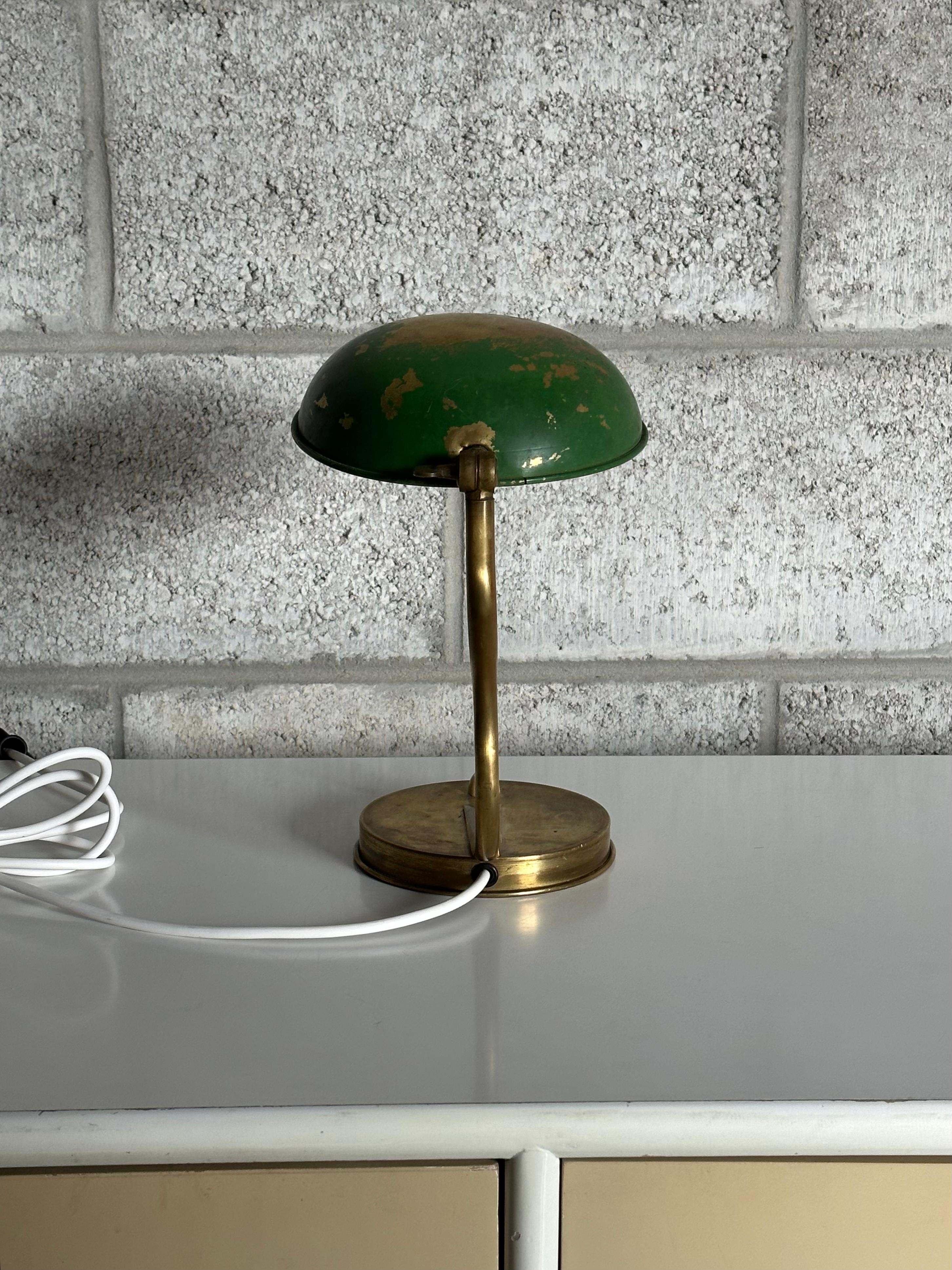 Lampe de bureau/lampe de bureau organique suédoise moderne des années 1940 par Asea, laiton et peinture en vente 2