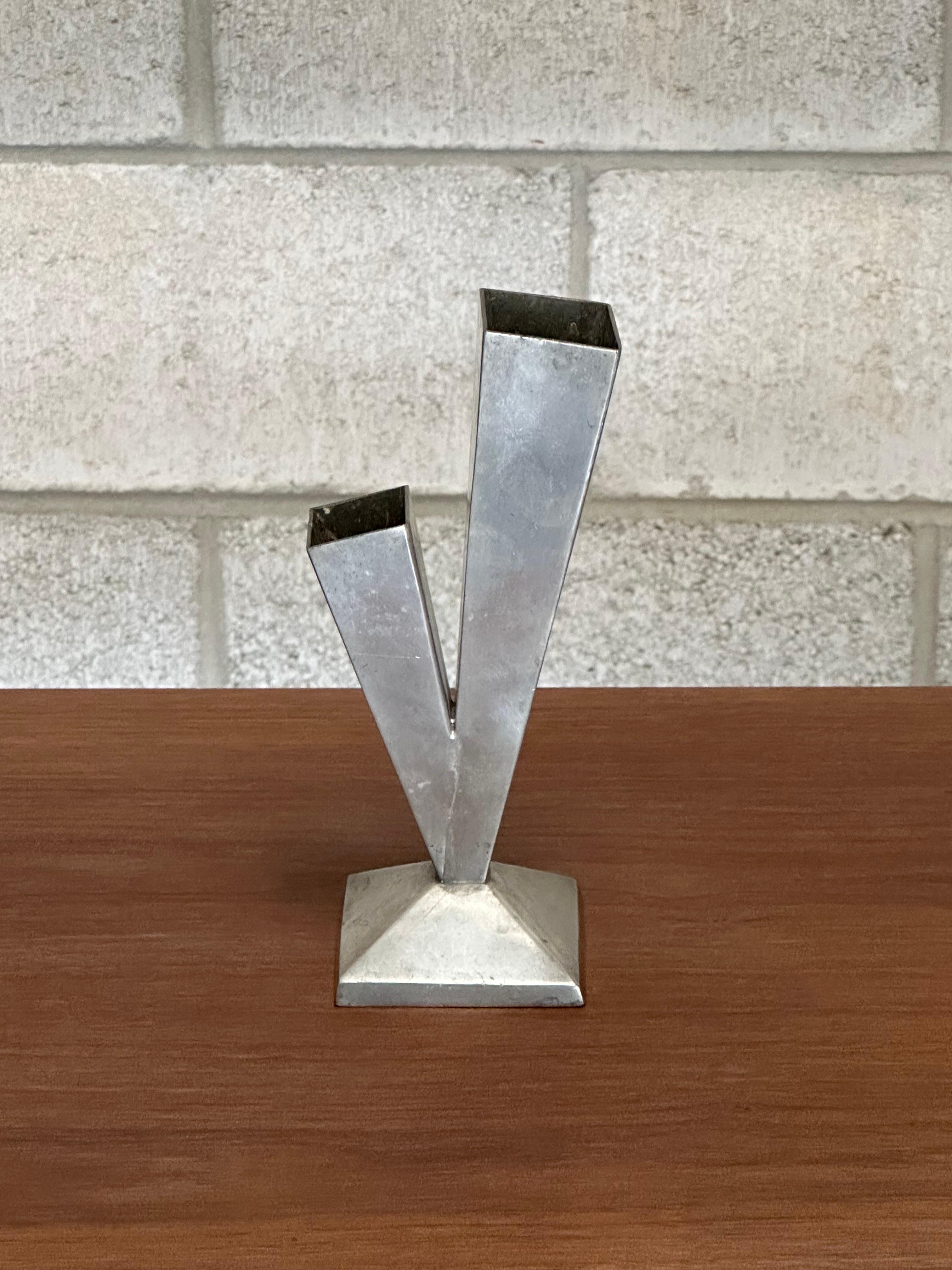 Schwedische Doppelvase aus Zinn, ca. 1940er Jahre. Großartiger minimalistischer/modernistischer Stil mit einem gewissen Einfluss von Deco/Maschinenzeitalter. Schön proportioniert und gut gemacht, ist dies auf die größere Größe im Vergleich zu
