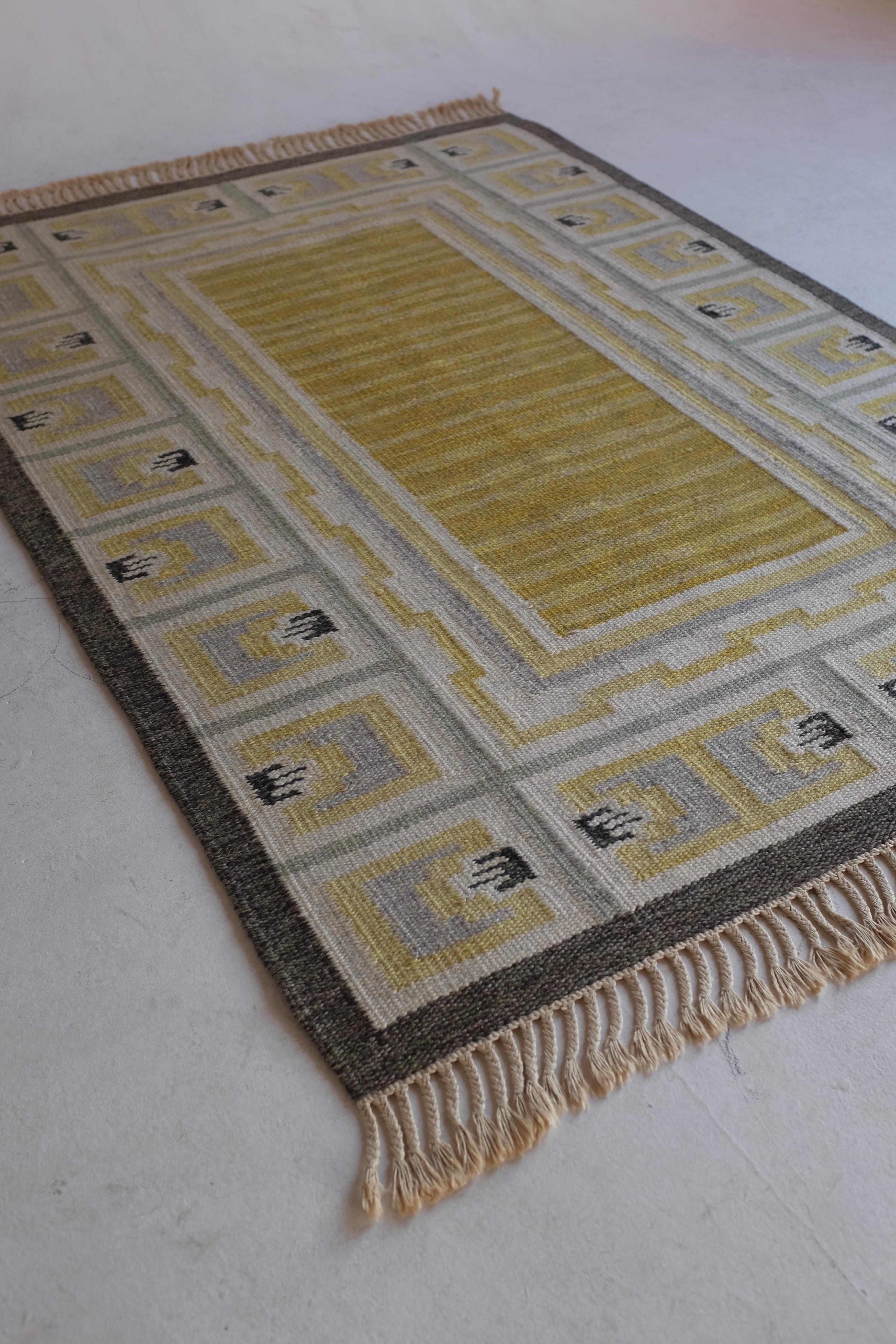 1940's Swedish Rug by Aina Kånge. Beautiful Neo classic design in yellow, gray and green colored pattern against a white colored bottom. In a very good vintage with all fringes intact. 

Dimensions: L 82 in. x W 52 in. 