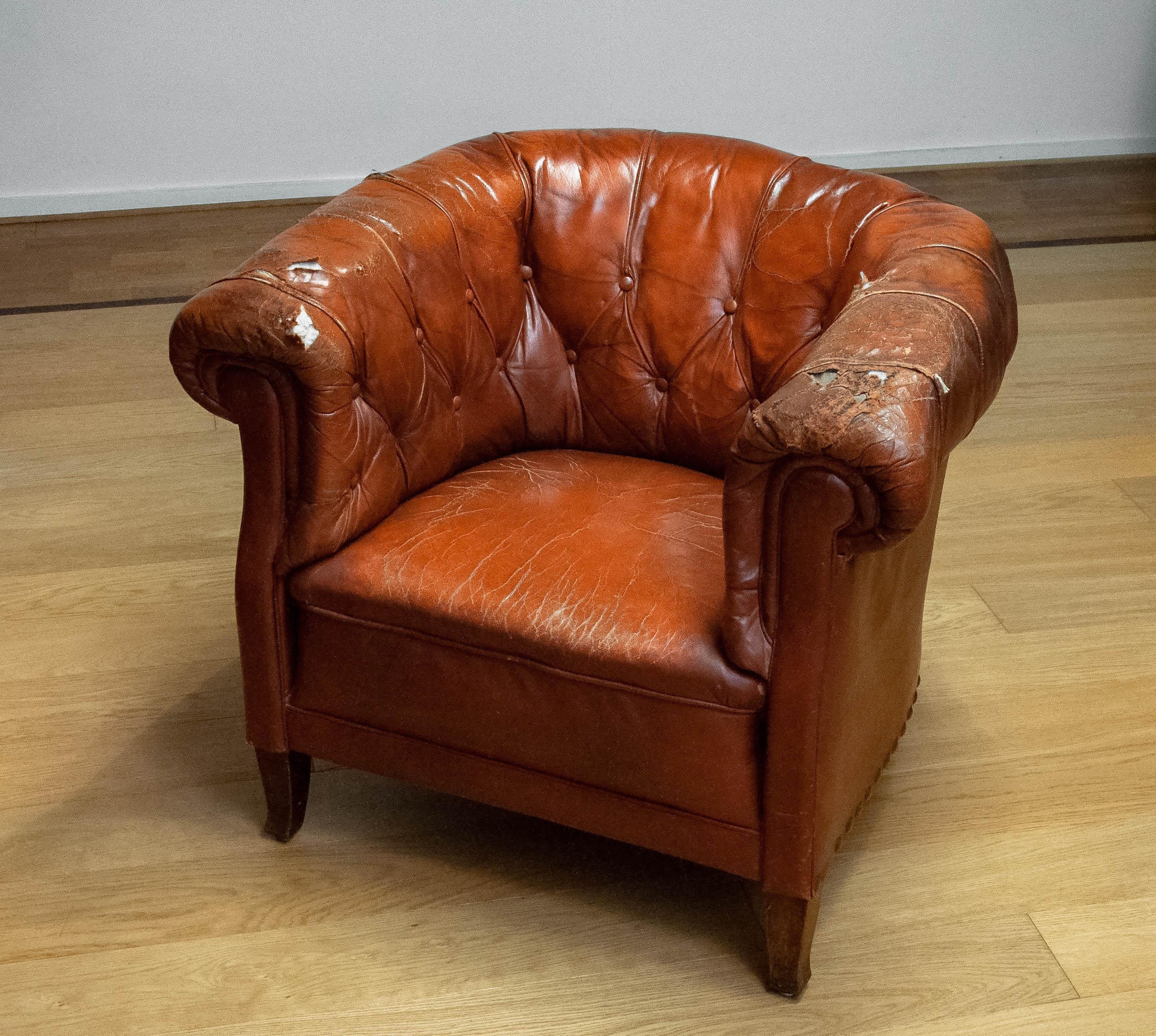 1940s Swedish Tufted Club Chair 'Chesterfield Model' In Tan Brown Worn Leather In Fair Condition In Silvolde, Gelderland