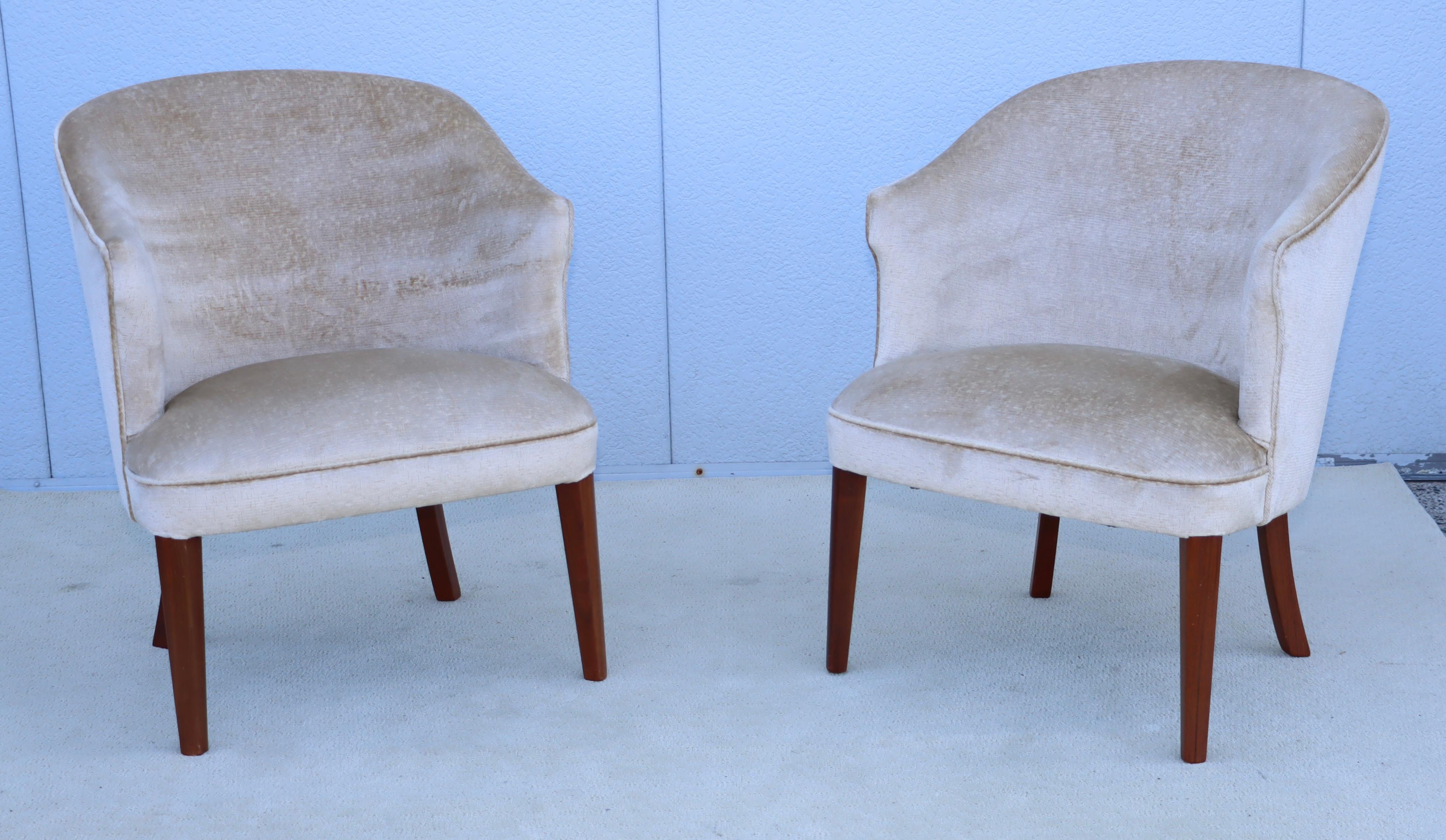 Bellissima coppia di gambe svedesi in noce massiccio del 1948 appena rivestite in tessuto di ciniglia, completamente restaurate e rivestite con lievi segni di usura e patina dovuti all'età e all'uso. 