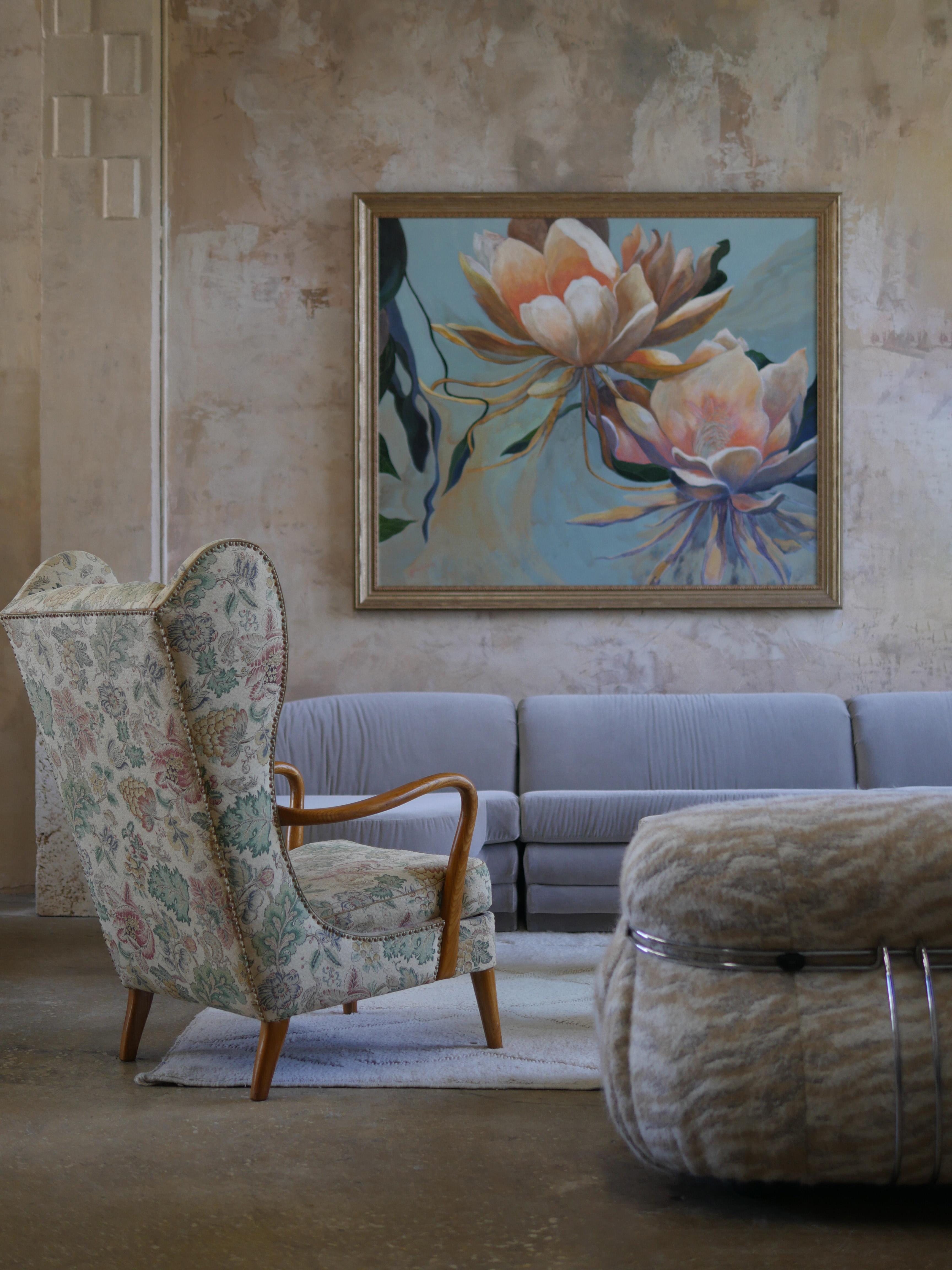 Magnifique fauteuil de salon à dossier en orme des années 1940 avec tissu imprimé d'origine.