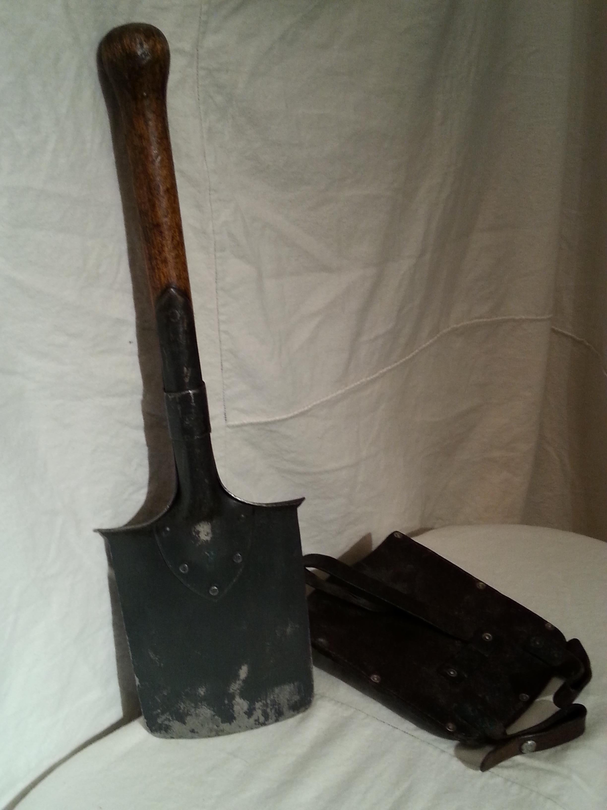1940's Swiss Army Shovel with Sheath In Good Condition For Sale In Nantucket, MA