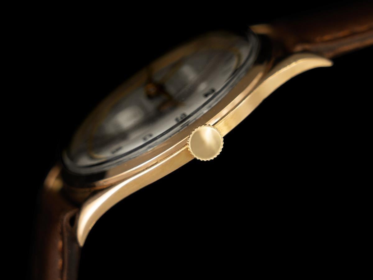 1940's Schweizer Vintage Dreifach-Kalender große Herrenuhr - 18K Gold im Angebot 1