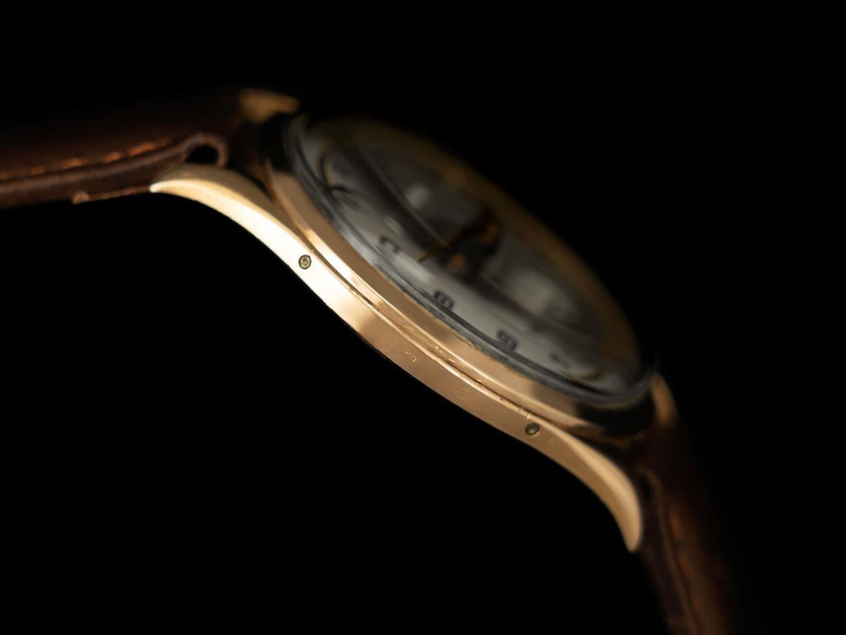 1940's Schweizer Vintage Dreifach-Kalender große Herrenuhr - 18K Gold im Angebot 2
