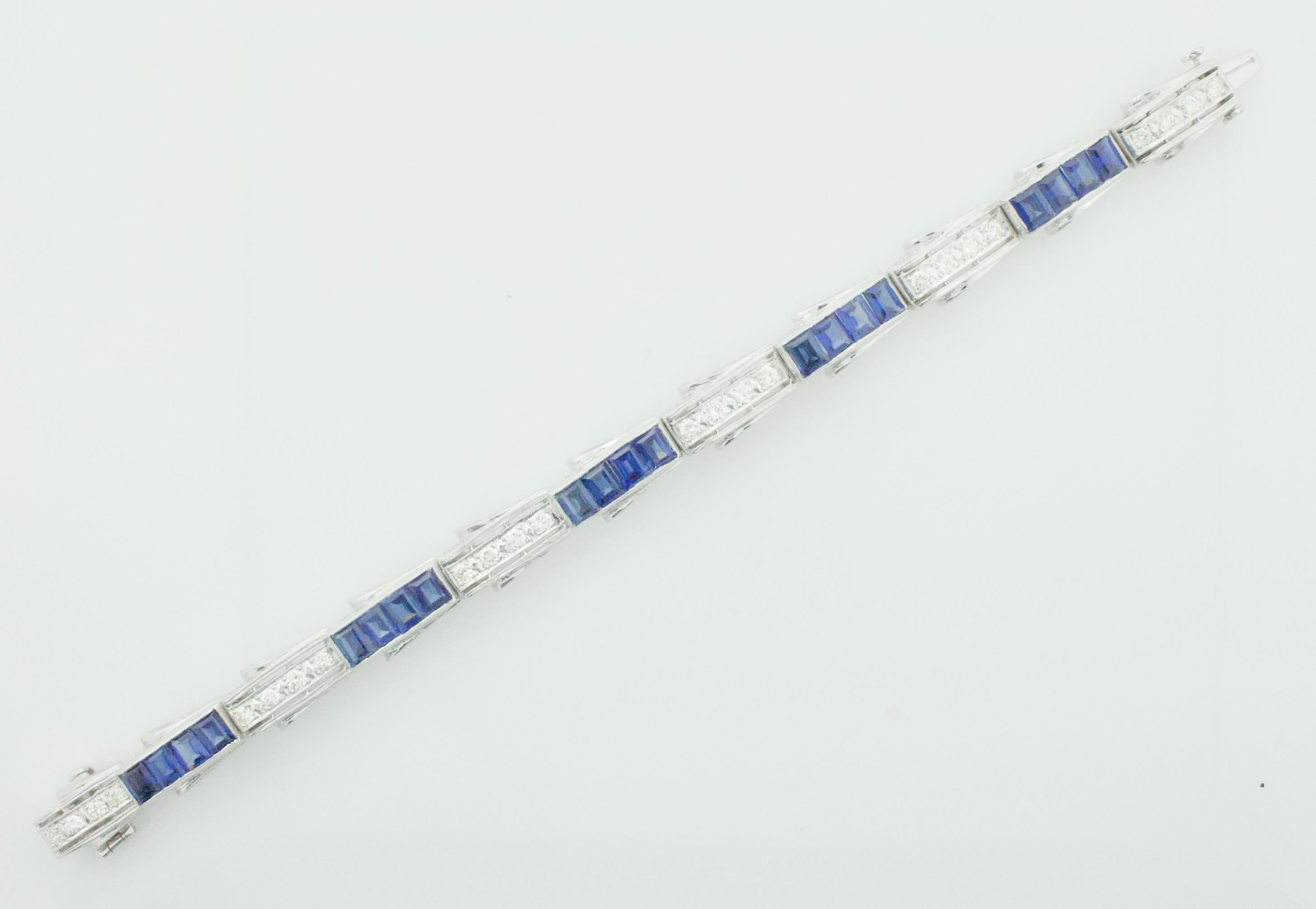 Bracelet en saphir synthétique et diamant des années 1940  7.00 Carats - Saphir 1.10 TDW.
Construit dans le style d'un célèbre Design Oscar Heyman,  
Ce bracelet Les saphirs synthétiques ont même trompé un maître gemmologue en se faisant passer pour