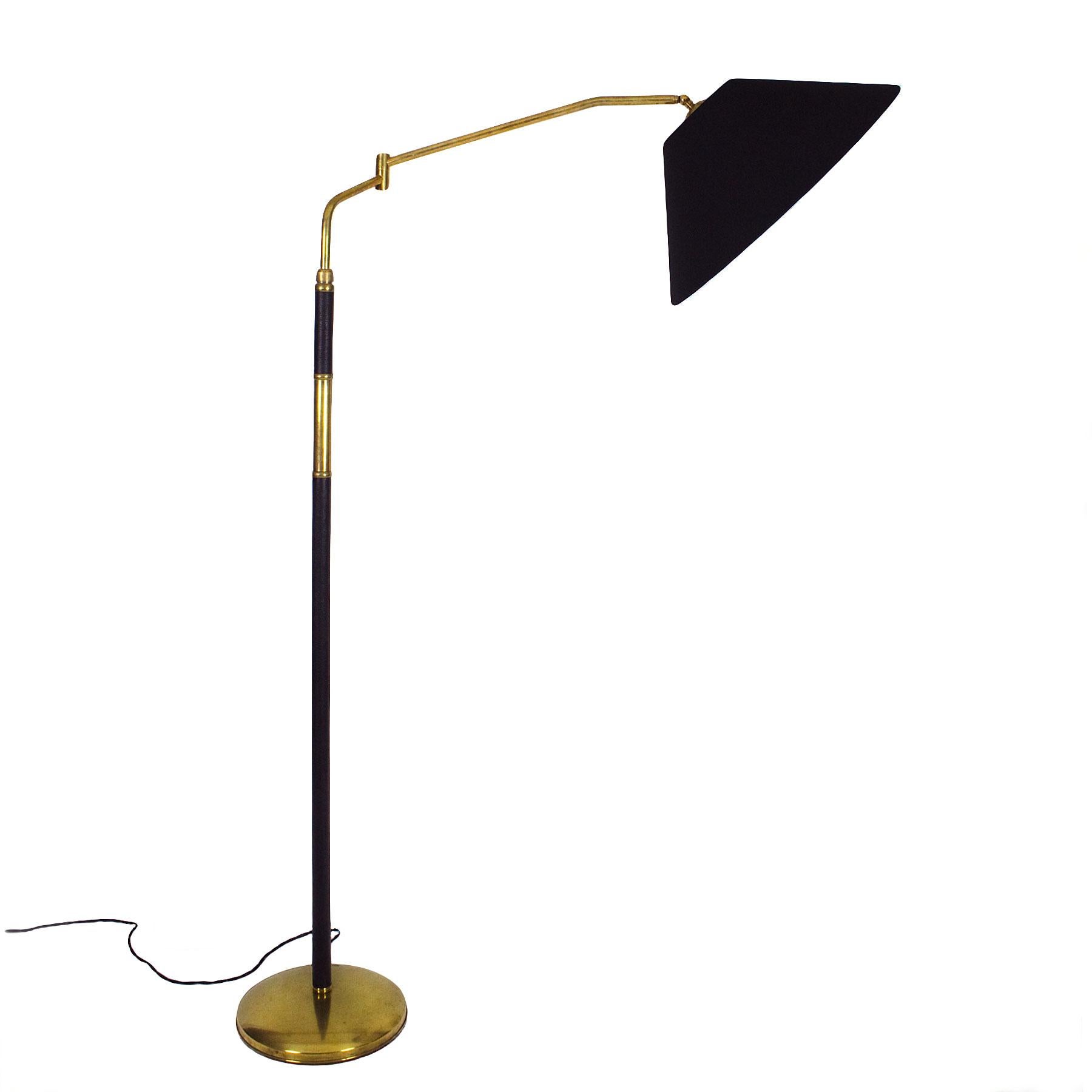 Elegantes System Stehlampe aus poliertem Messing, ausziehbar, schwenkbar, ausrichtbarer Lampenschirm. Ständer teilweise mit Leder bezogen, Originalschalter. Neuer schwarzer Chintz und goldener Lampenschirm.

Italien, um 1940.