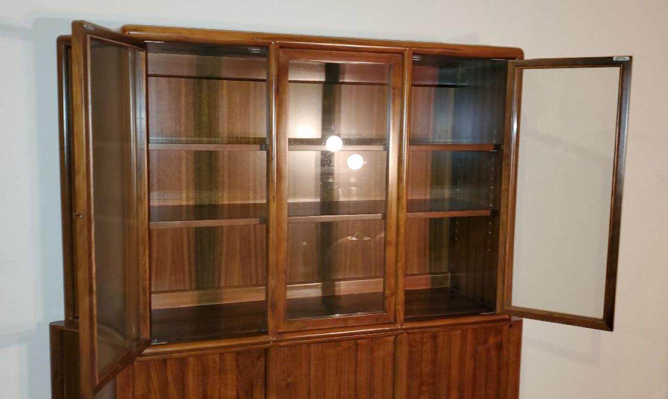 1940s T. H. Robsjohn-Gibbings 2 Part Credenza and Glass Top Cabinet In Good Condition For Sale In Monrovia, CA