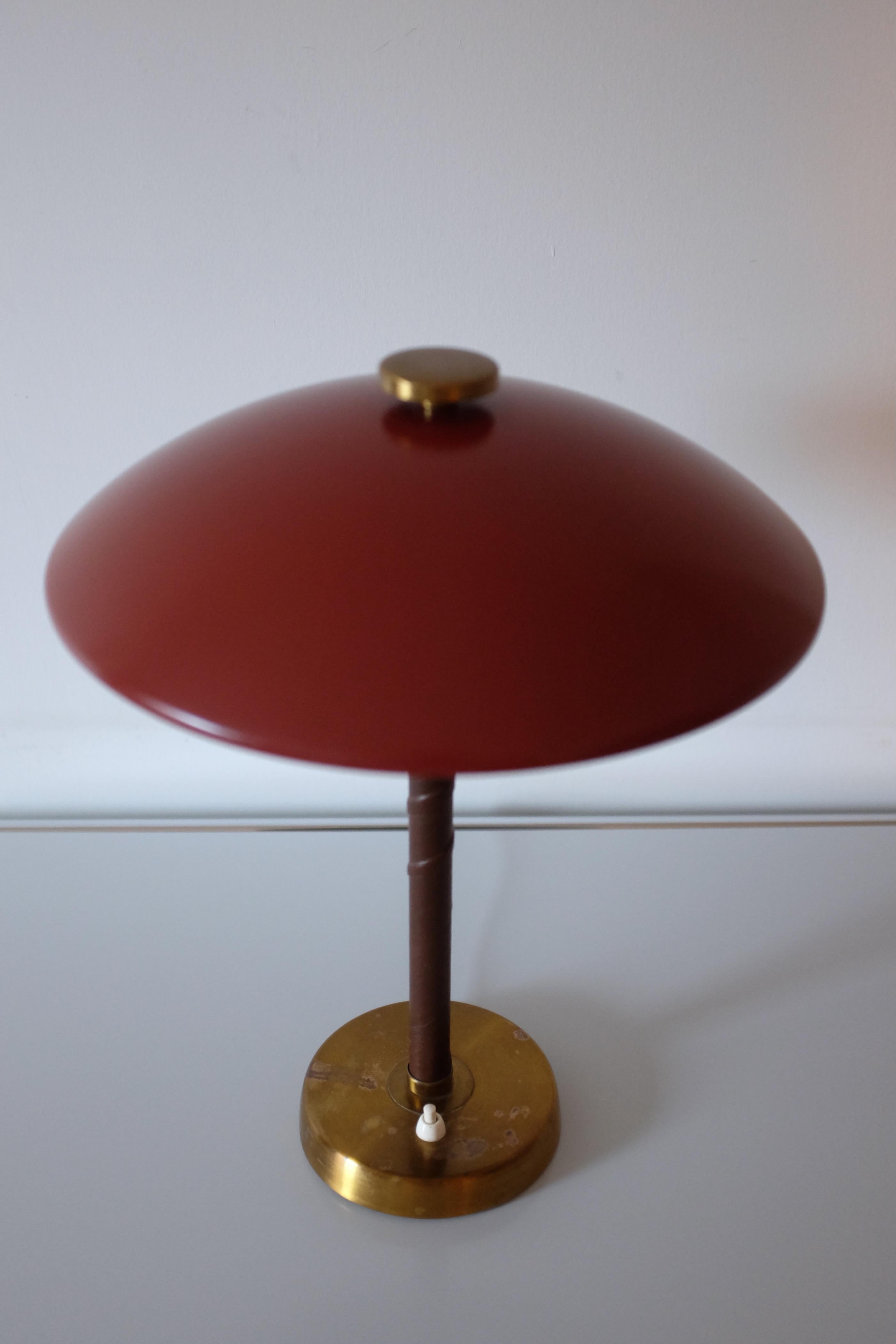 1940s Table lamp by Swedish lamp designer Einar Bäckström. Classic Swedish Modern design with a mix of brass, leather and painted metal shade. Einar Bäckström was a Swedish designer with his own studio in the south of Sweden city of Malmö that he