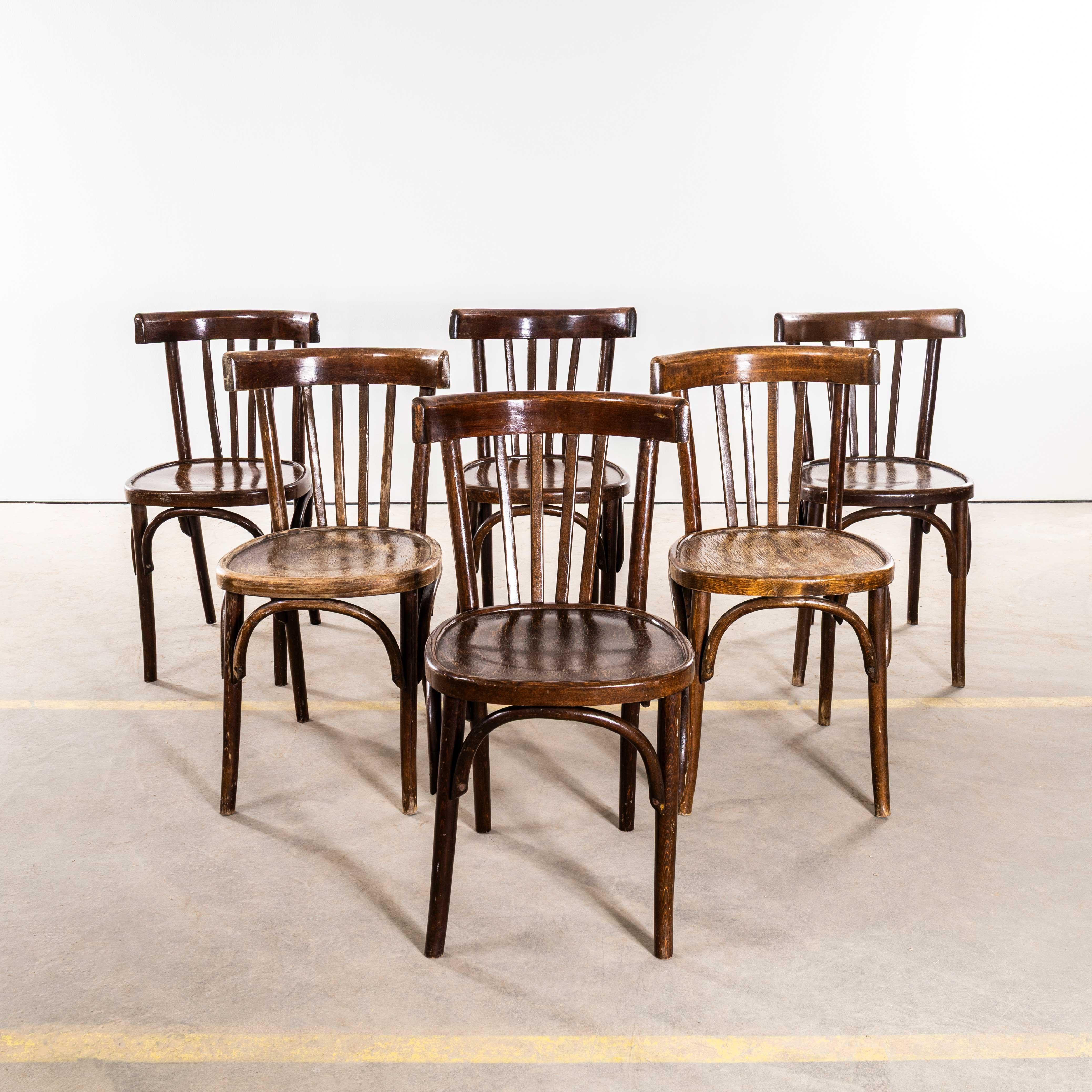 Chaises de salle à manger bistro en bentwood à dossier haut des années 1940 - Ensemble de six. 
Chaises classiques en bois courbé de bonne qualité, couleur chêne foncé, avec dossier à lattes de style bistro. Les chaises ont été fabriquées en Europe