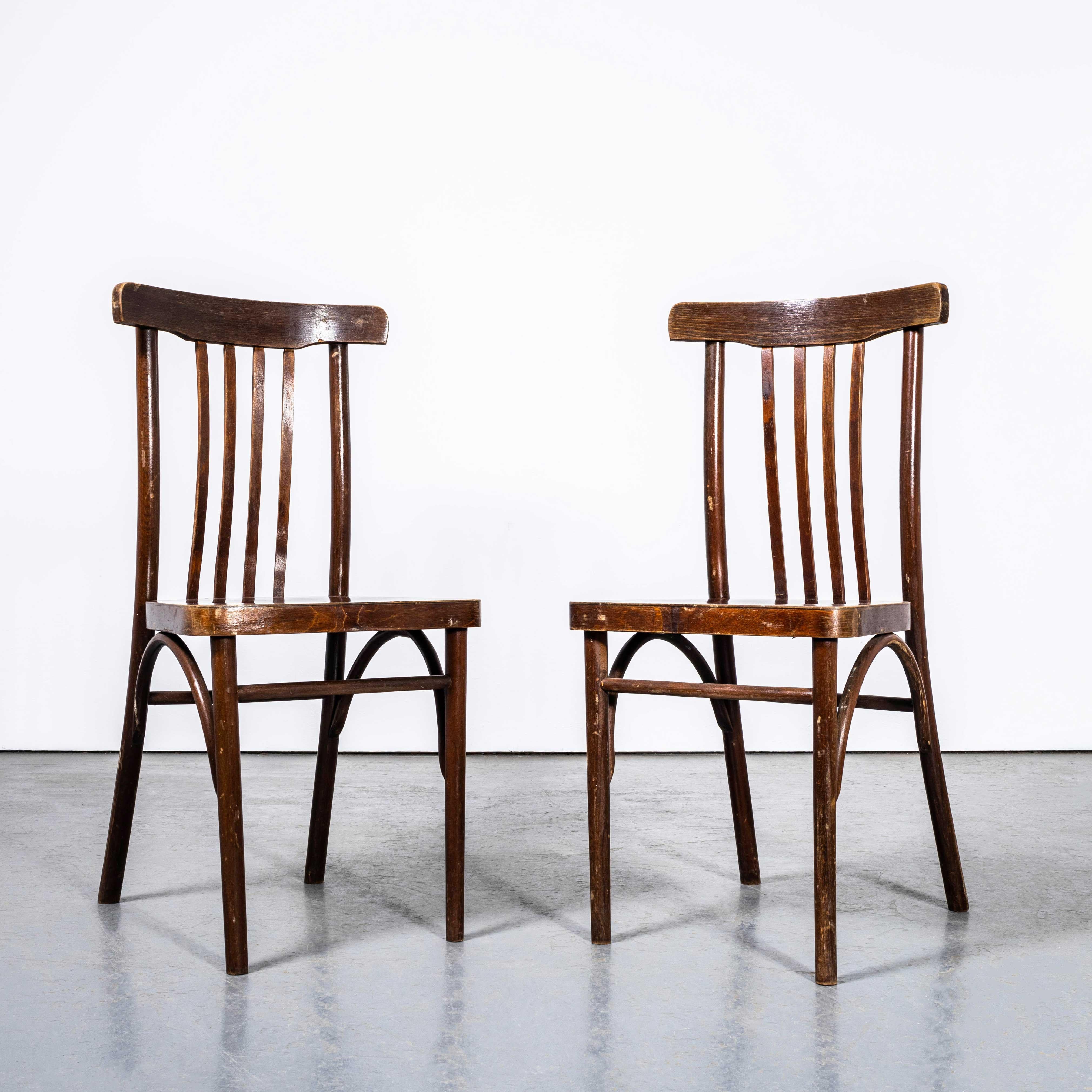 1940's Tall Back Debrecen Bentwood Dining Chairs - Pair.

Seltenes Paar Stühle des ungarischen Herstellers Debrecen. Es ist schwer, den Ursprung dieser Stühle genau zu bestimmen, da nur wenig über die Geschichte bekannt ist, aber was wir wissen,