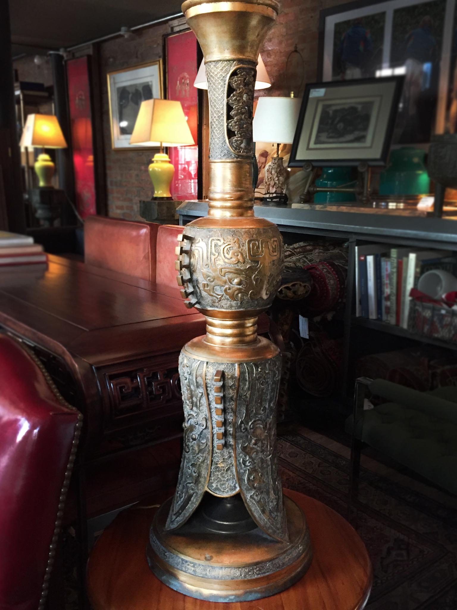 1940s Tall Brass Table Lamp in the Style of James Mont In Good Condition In New York, NY