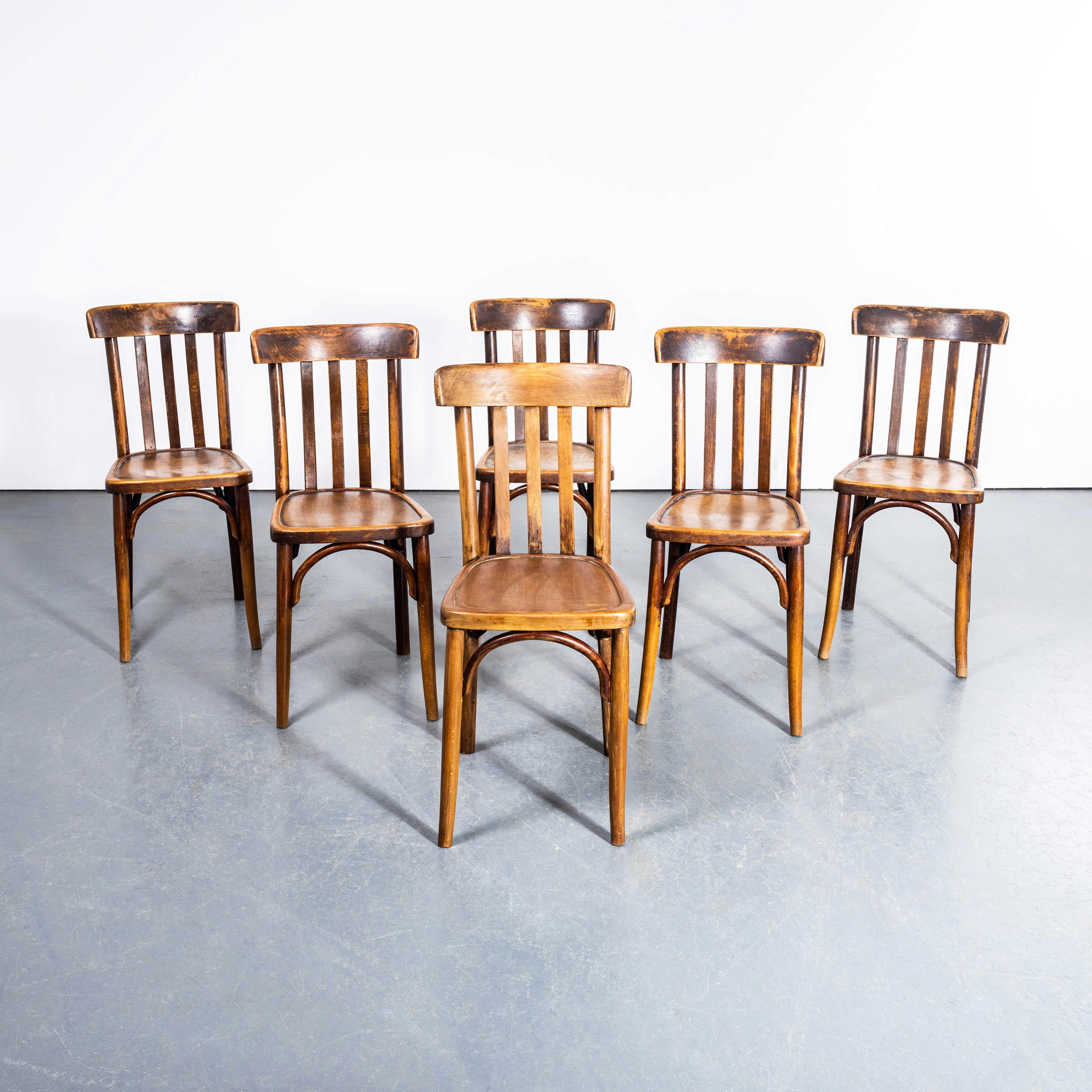 Sedie da pranzo alte in legno di Oak Oak del 1940 - Set di sei. 

Il processo di piegatura a vapore del faggio per creare sedie eleganti fu scoperto e sviluppato da Thonet, ma quando i suoi brevetti scaddero nel 1869 molte aziende, tra cui Fischel,
