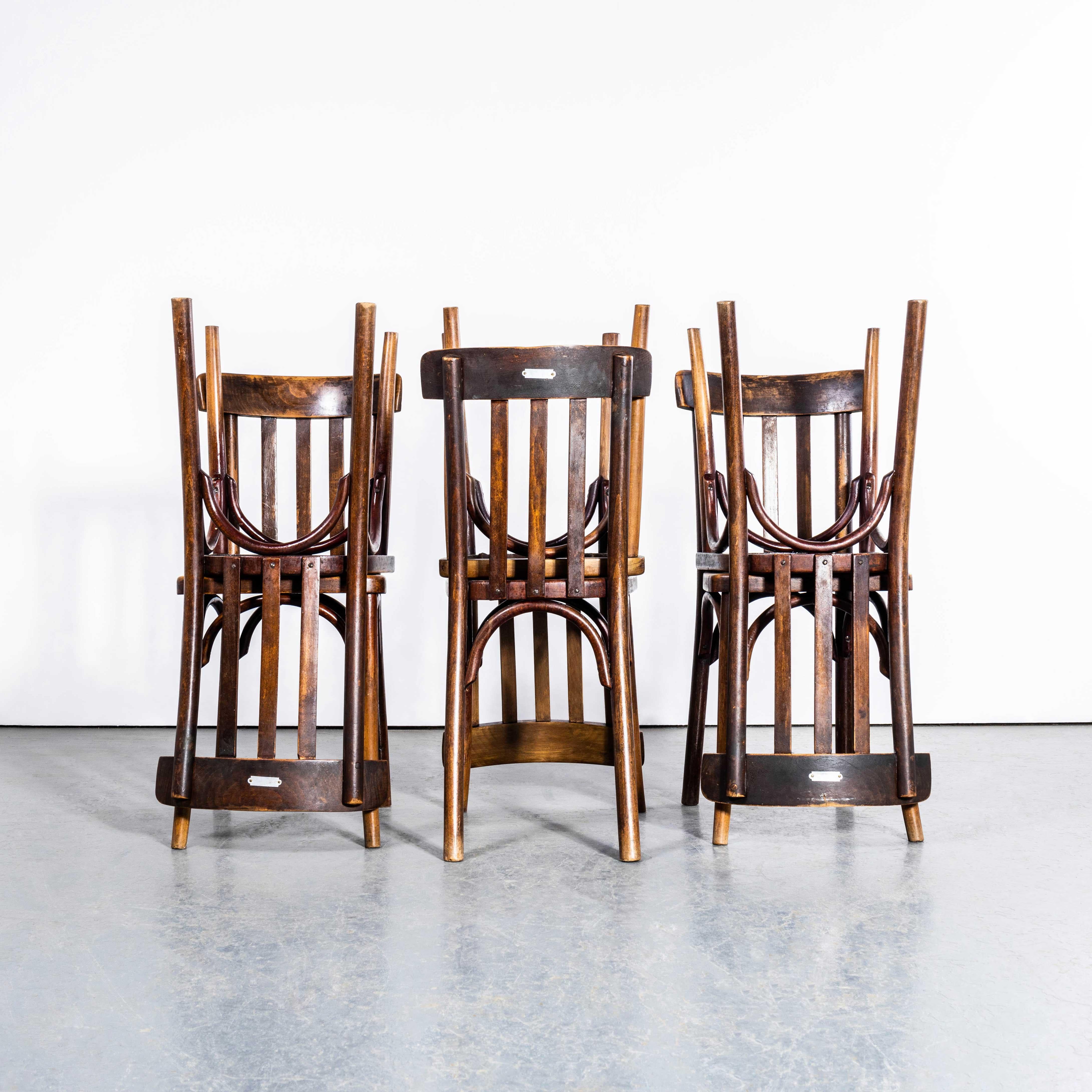 Francese Sedie da pranzo alte in legno di quercia scura degli anni '40 - Set di sei sedie in vendita