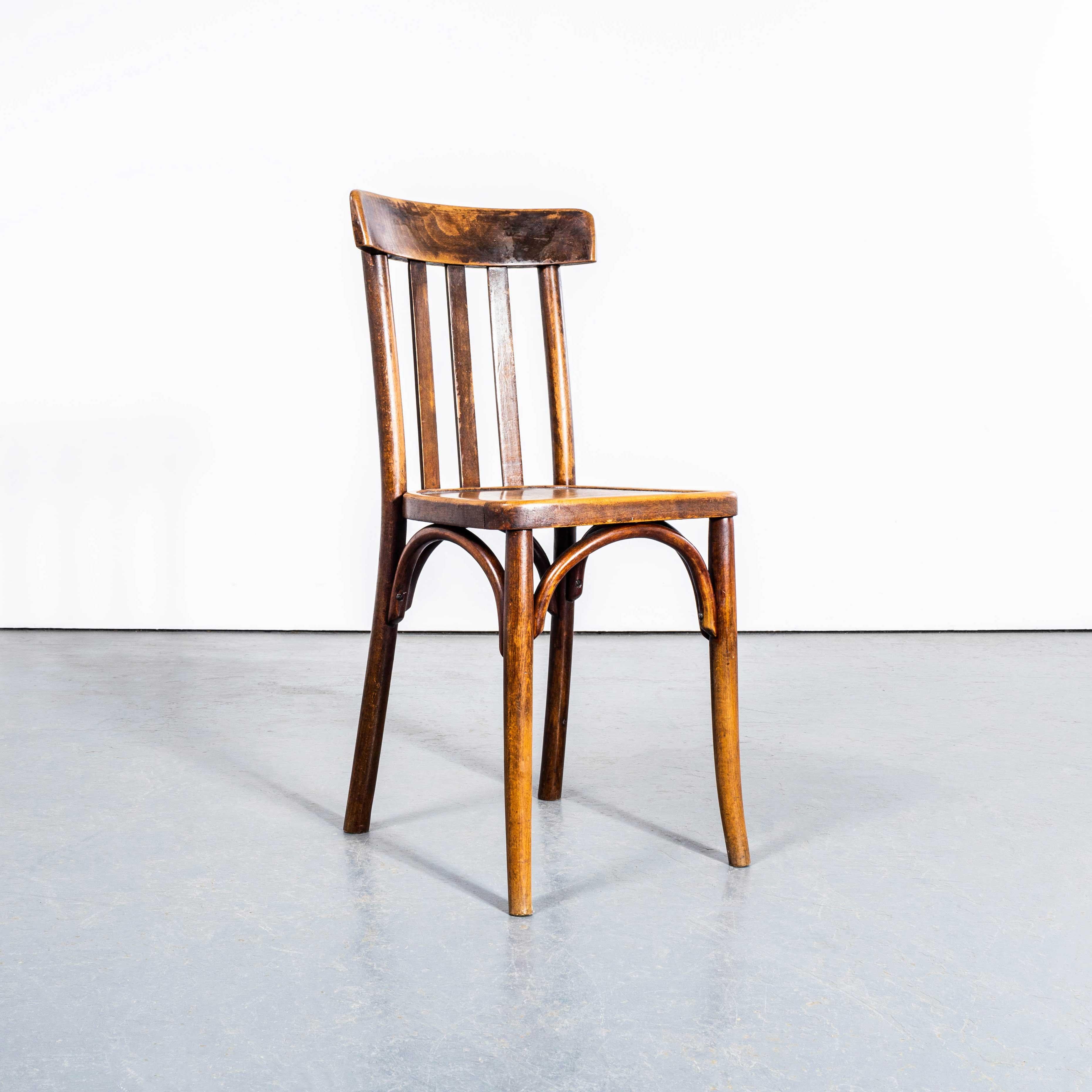 Metà XX secolo Sedie da pranzo alte in legno di quercia scura degli anni '40 - Set di sei sedie in vendita