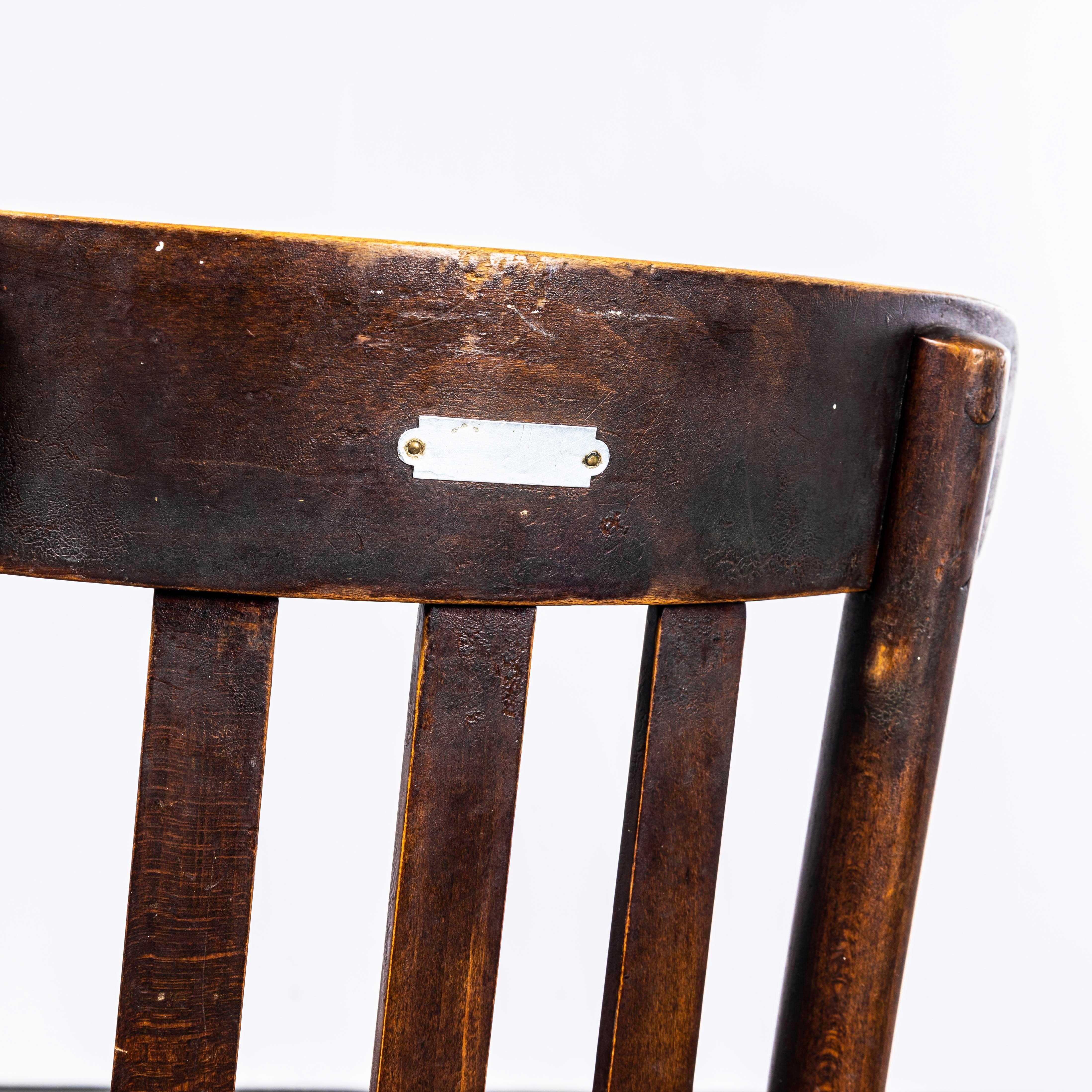 Sedie da pranzo alte in legno di quercia scura degli anni '40 - Set di sei sedie in vendita 3