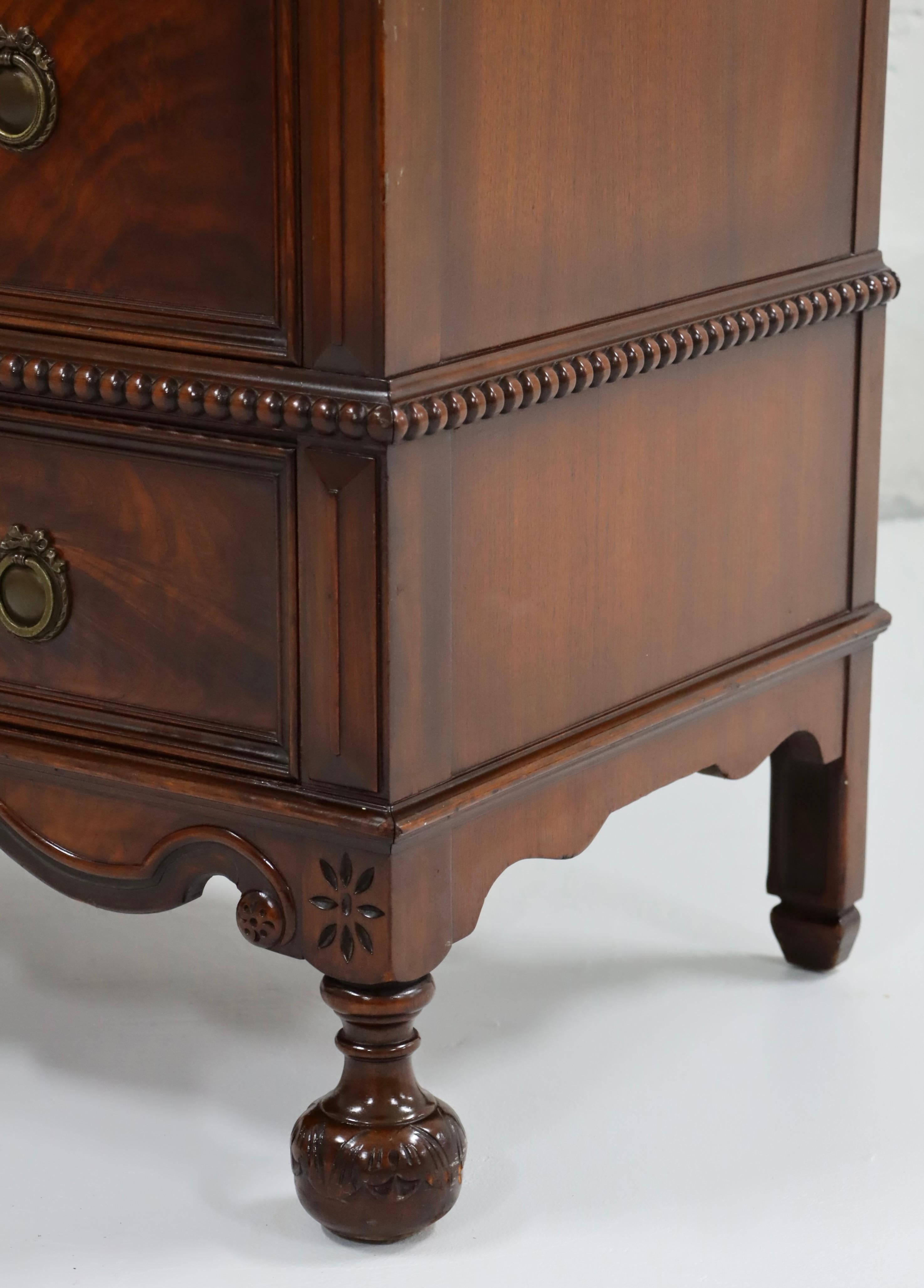 Commode haute des années 1940 par Berkey & Gay Furniture avec d'incroyables détails en bois sculpté 9
