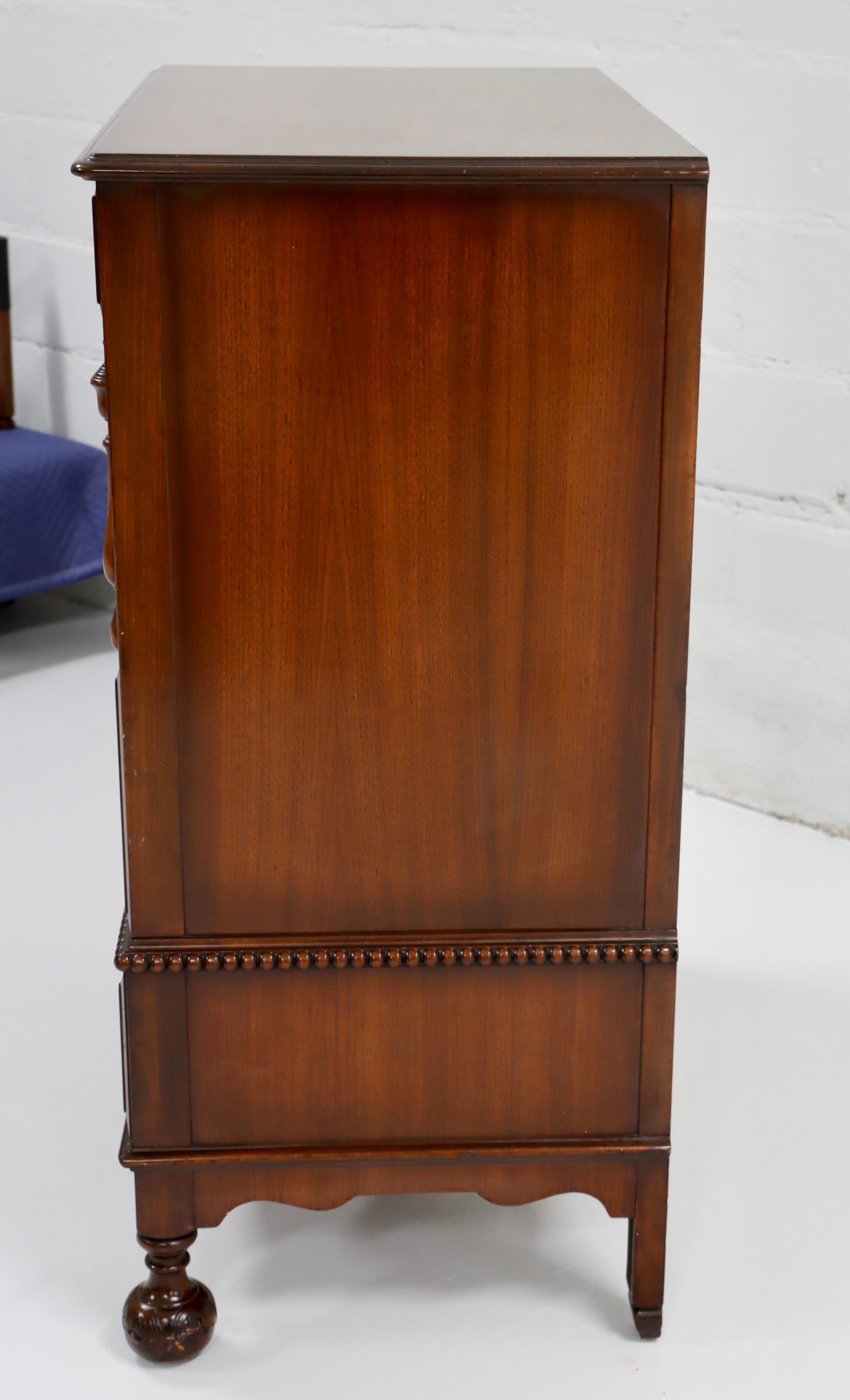Laiton Commode haute des années 1940 par Berkey & Gay Furniture avec d'incroyables détails en bois sculpté