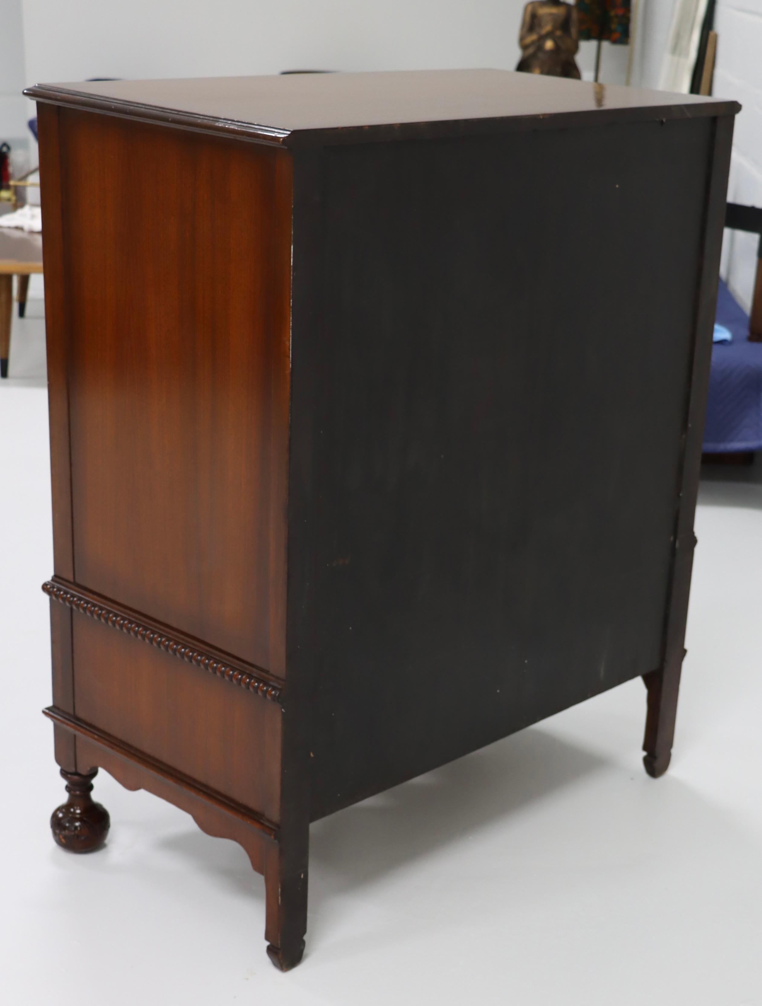 Commode haute des années 1940 par Berkey & Gay Furniture avec d'incroyables détails en bois sculpté 1