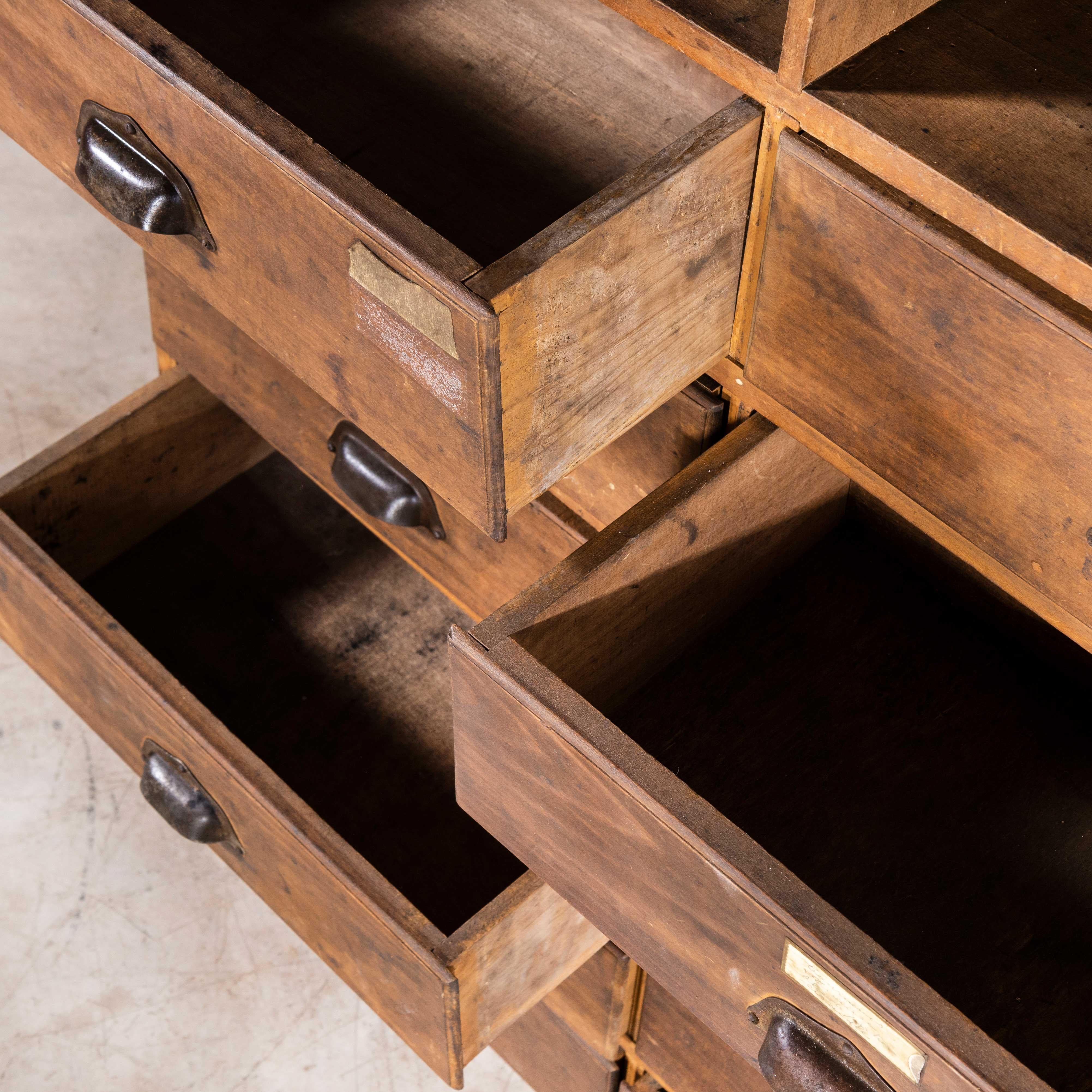 Scaffali alti da officina francese degli anni '40 - Dodici cassetti
Scaffali alti da officina francese del 1940 - Dodici cassetti. Onesta scaffalatura originale da officina francese. 12 buoni cassetti nella parte inferiore e 14 buchi per piccioni