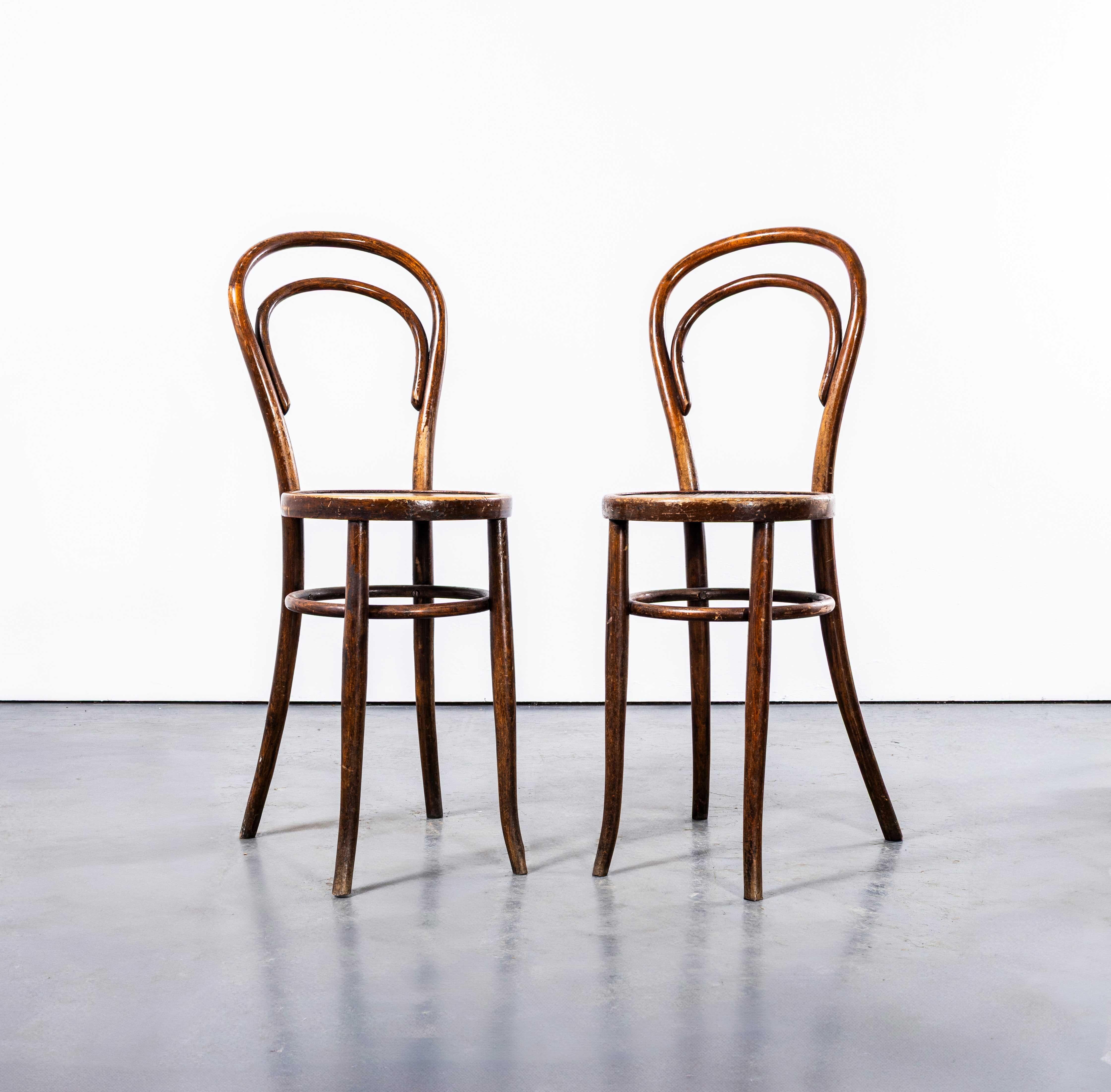 Sedie da pranzo alte e sottili in bengala Hoopback del 1940 - Coppia. 

Una coppia di sedie da pranzo vintage degli anni '40 caratterizzate da un design in legno curvato alto e sottile. Queste sedie emanano un'eleganza classica che donerà un tocco