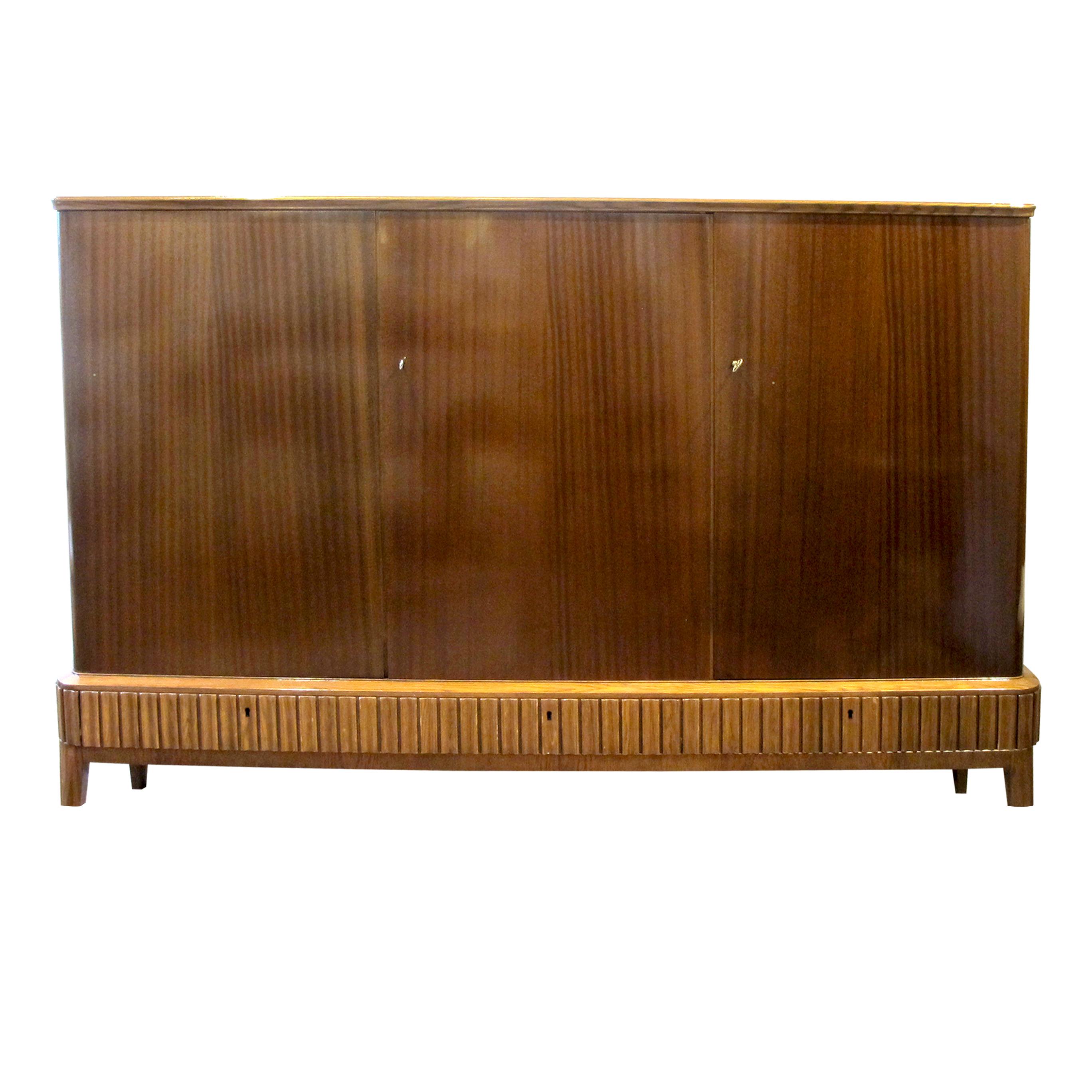 Eleganza e altezza della credenza/armadio in ottime condizioni prodotta dalla Blomstermåla Möbelfabrik in Svezia negli anni Quaranta. Questo mobile di ottima fattura offre un ampio spazio di archiviazione grazie a due ante con ripiani regolabili a