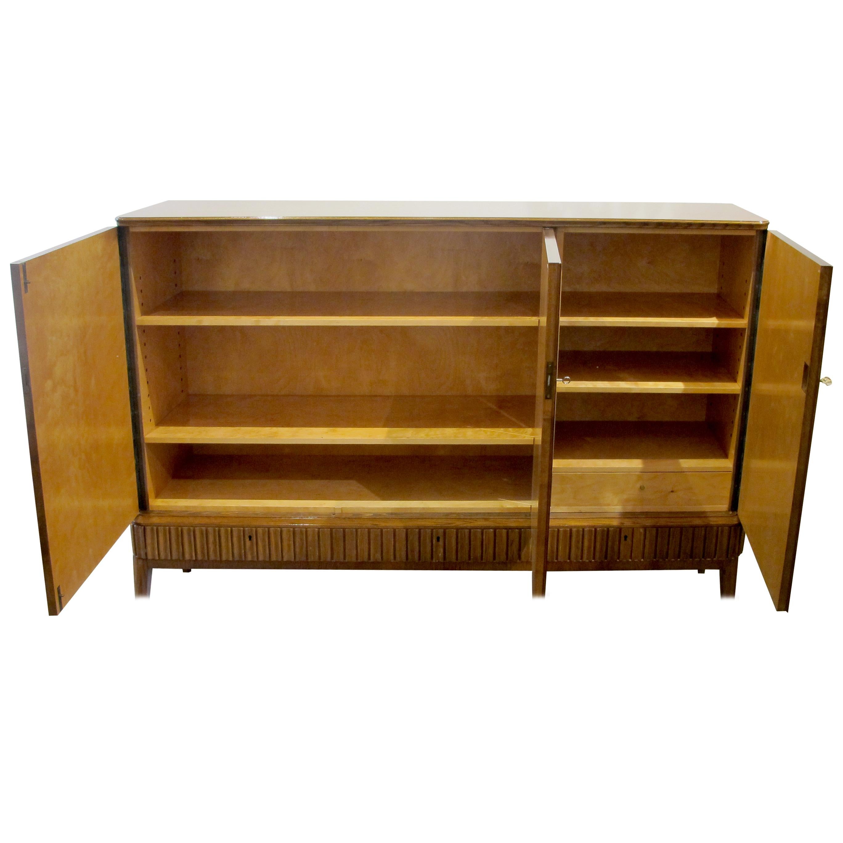 Art Déco Credenza/armadio svedese alto degli anni '40 di Blomstermåla Möbelfabrik in vendita