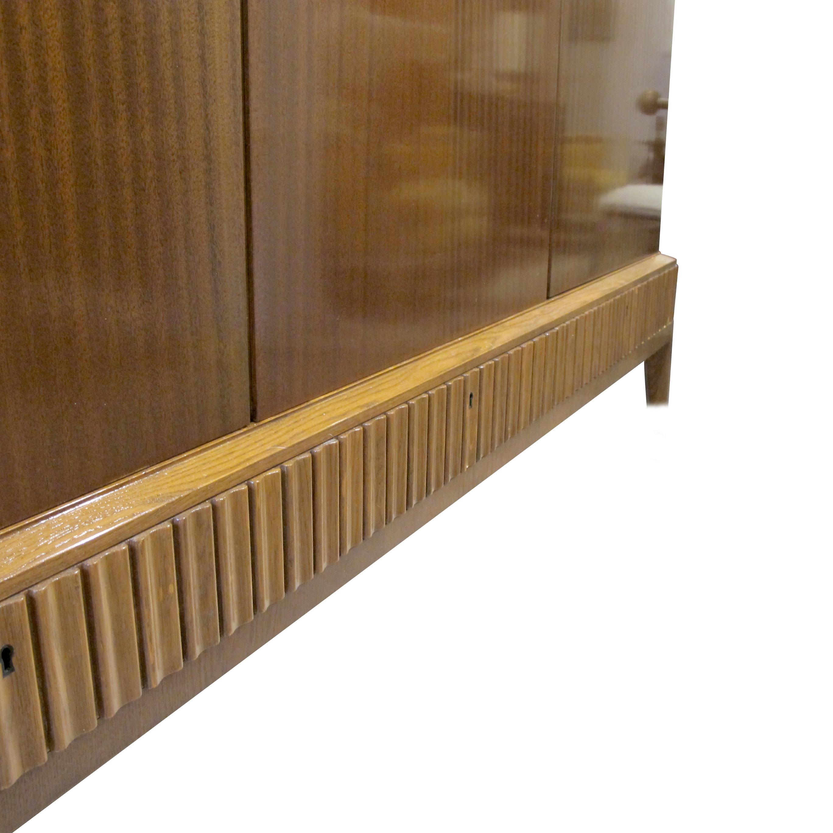 Svedese Credenza/armadio svedese alto degli anni '40 di Blomstermåla Möbelfabrik in vendita