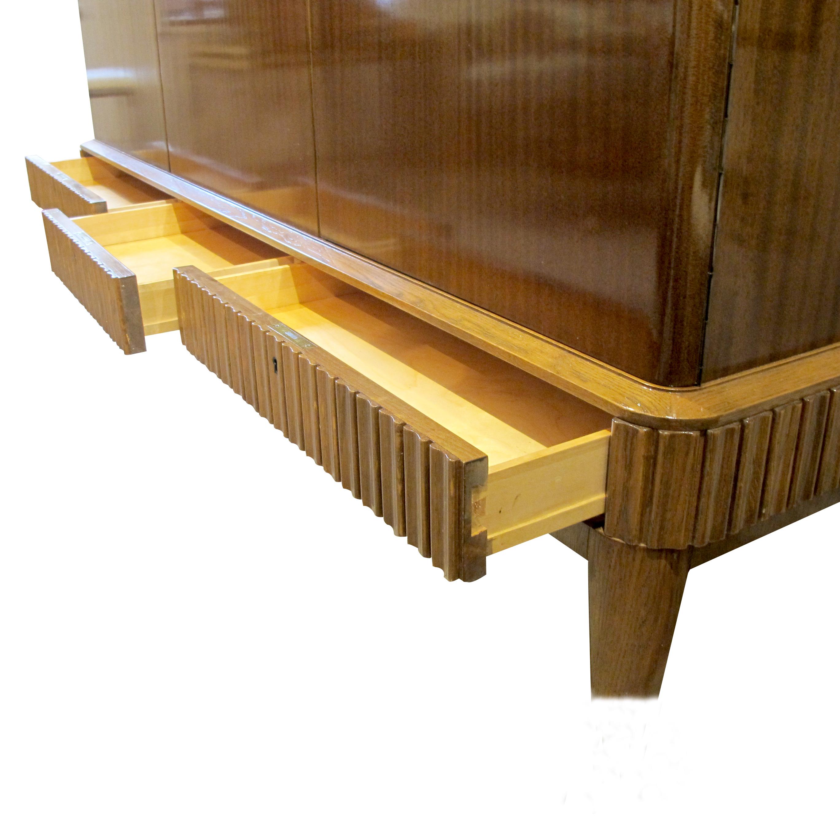 Credenza/armadio svedese alto degli anni '40 di Blomstermåla Möbelfabrik In condizioni buone in vendita a London, GB