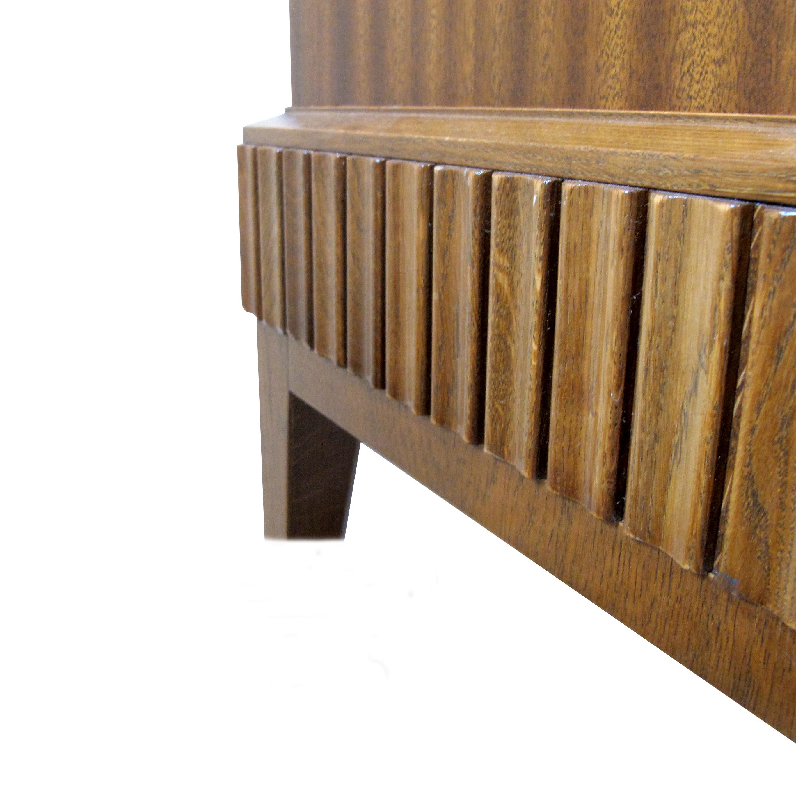 Metà XX secolo Credenza/armadio svedese alto degli anni '40 di Blomstermåla Möbelfabrik in vendita