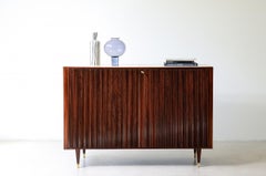 Armario alto de dos puertas de los años 40, de madera «grissinato»