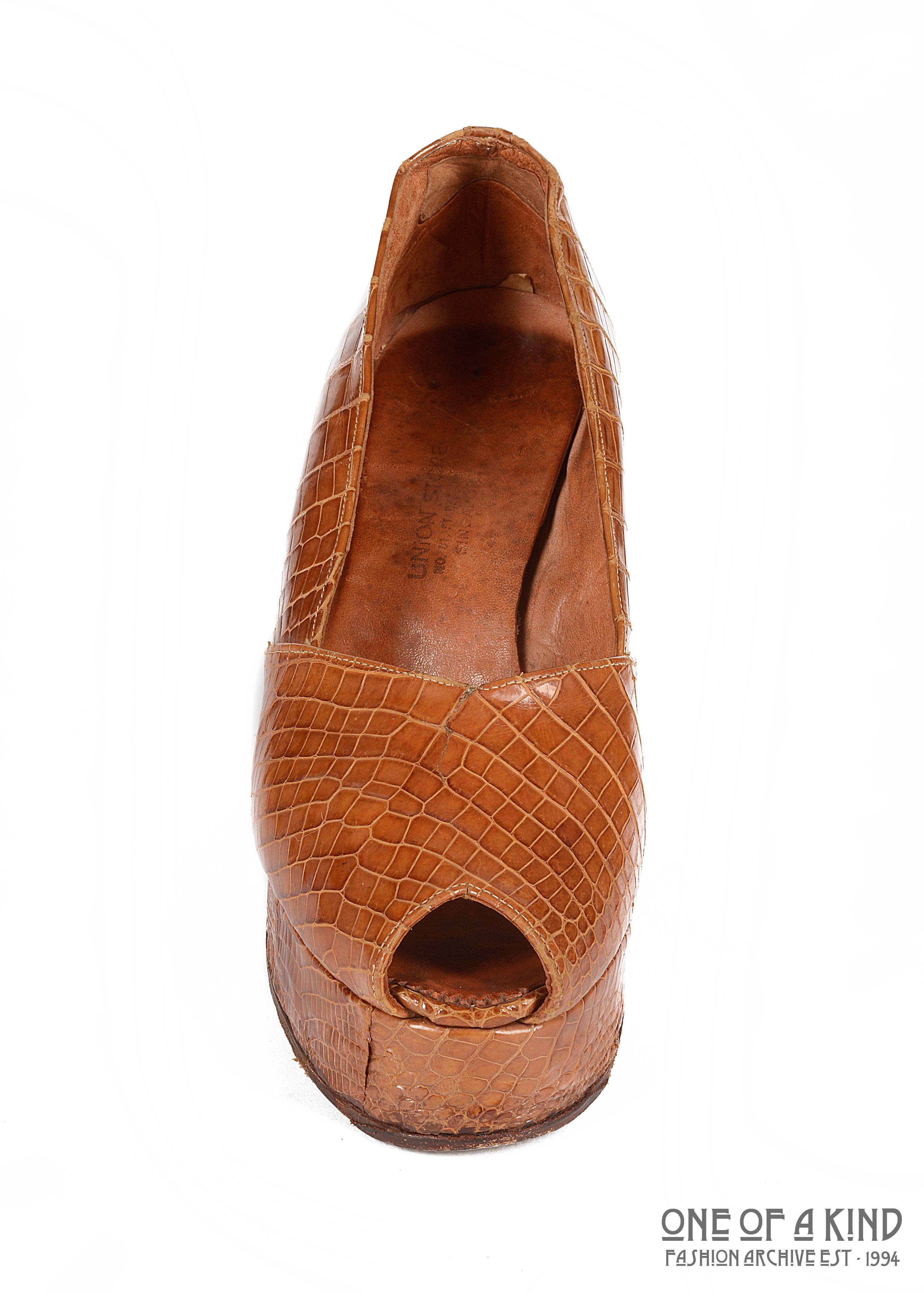 Marron 1940s tan crocodile open toe platform wedge shoes, sz 38 en vente