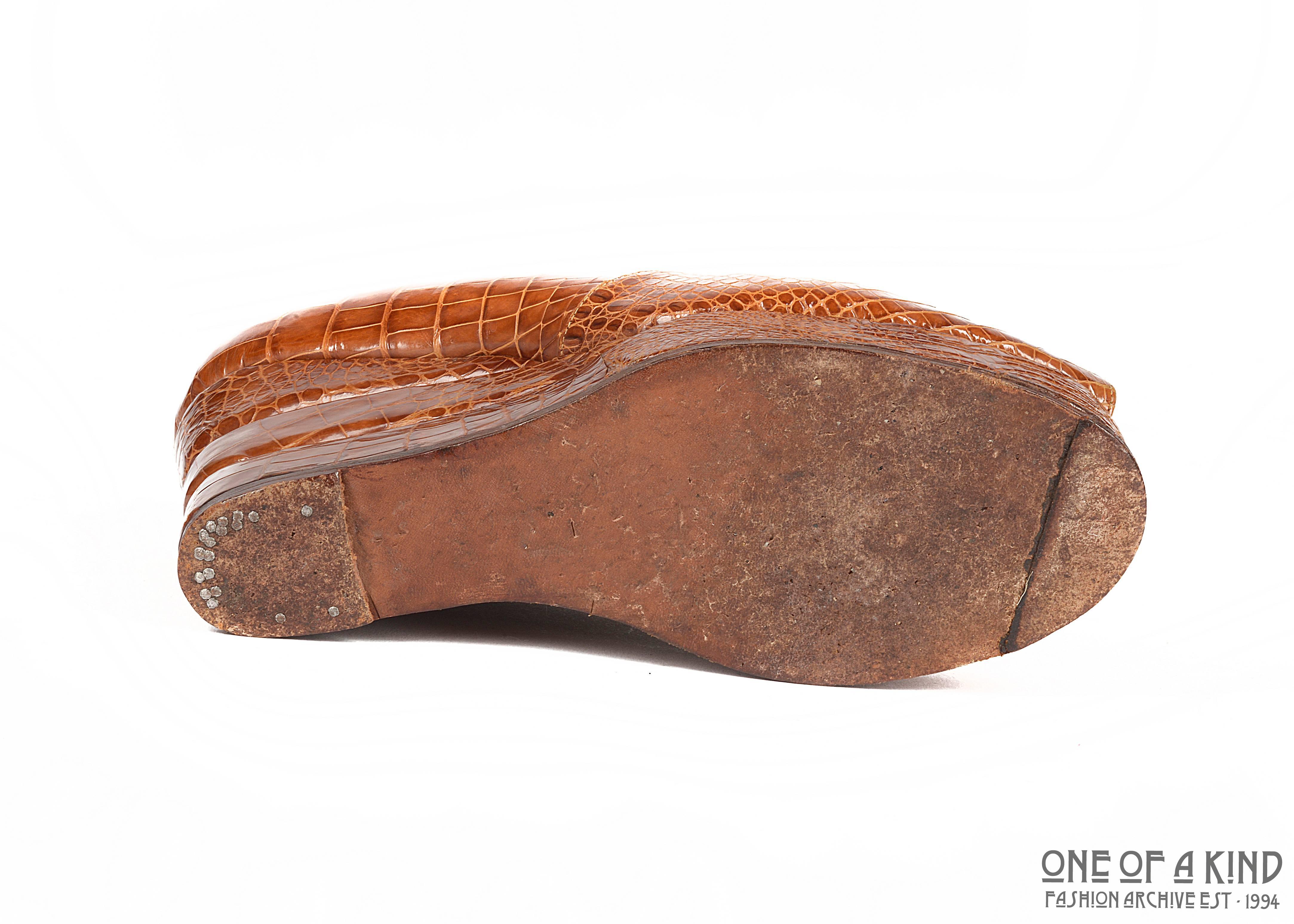 1940s tan crocodile open toe platform wedge shoes, sz 38 Pour femmes en vente