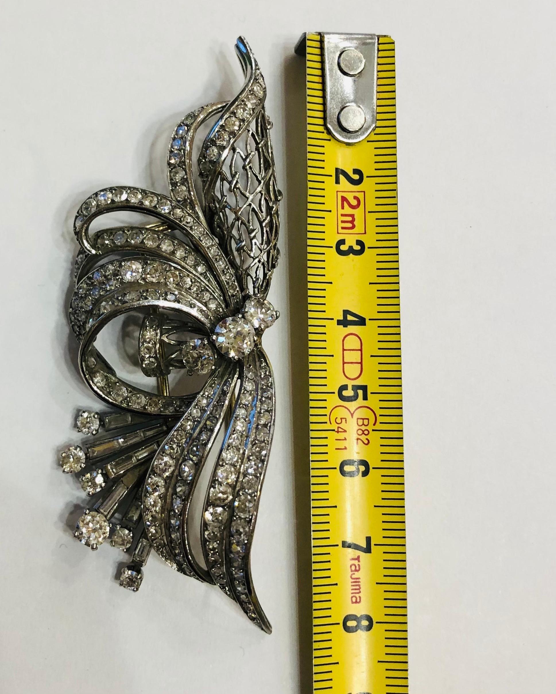 1940s Tank 9.2 Carat Diamonds Platinum Clip Retro Brooch In Good Condition For Sale In Pamplona, Navarra