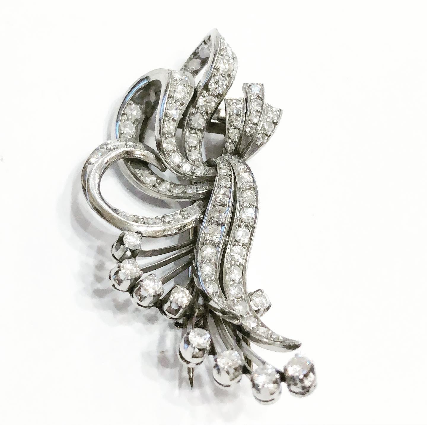 Magnificent diamond platinum double clip.
Tank or retro style. Probably France, circa 1940. Condition: Good.
Brilliant-cut.
Total approximate diamond carat weight: 6 carats.
Height: 5.5 cm Width: 2.5 cm. Weight: 32.3 Grams.

FREE SHIPPING.
RETURNS