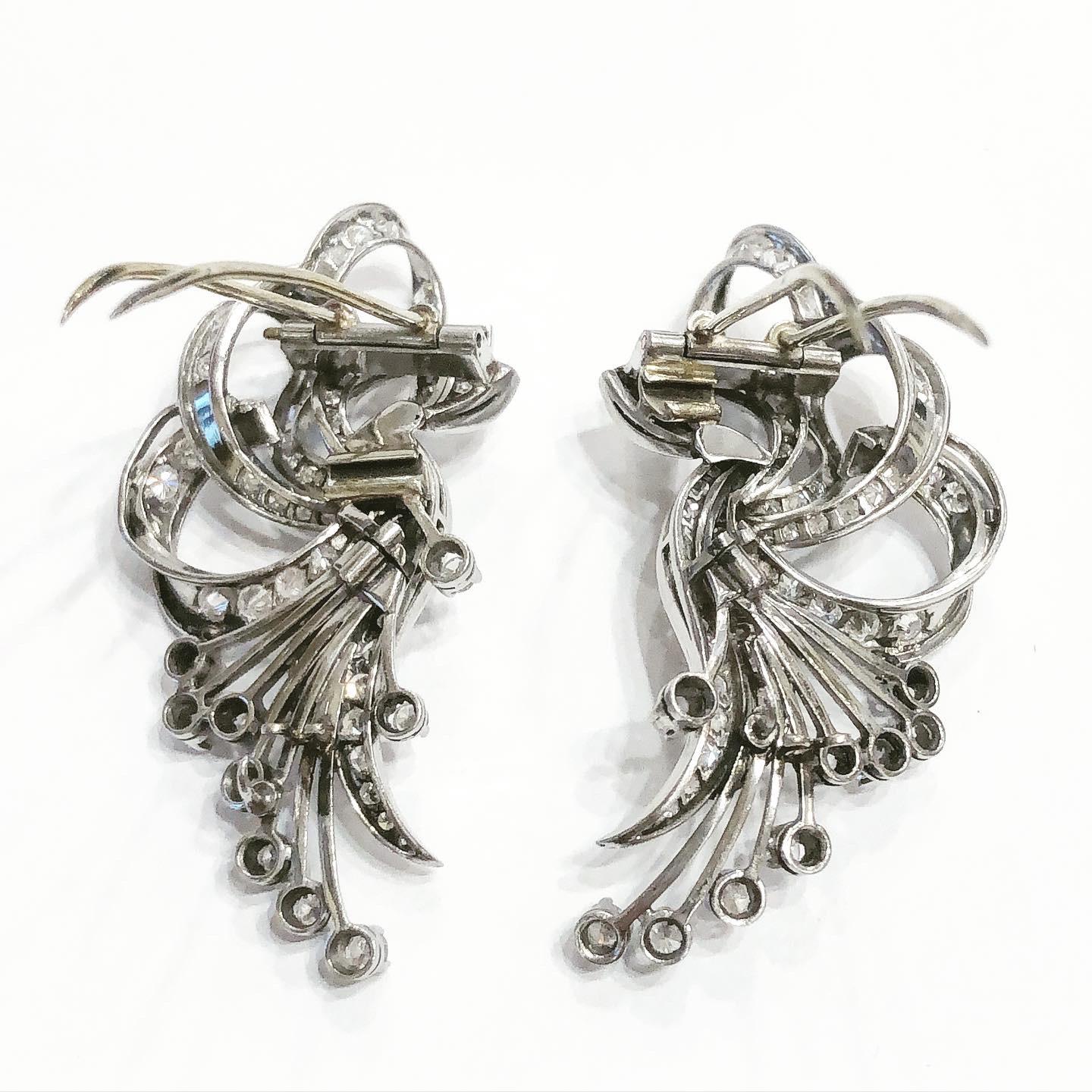 Brilliant Cut 1940s Tank Platinum and 6 Carat Diamonds Double Clip Brooch For Sale
