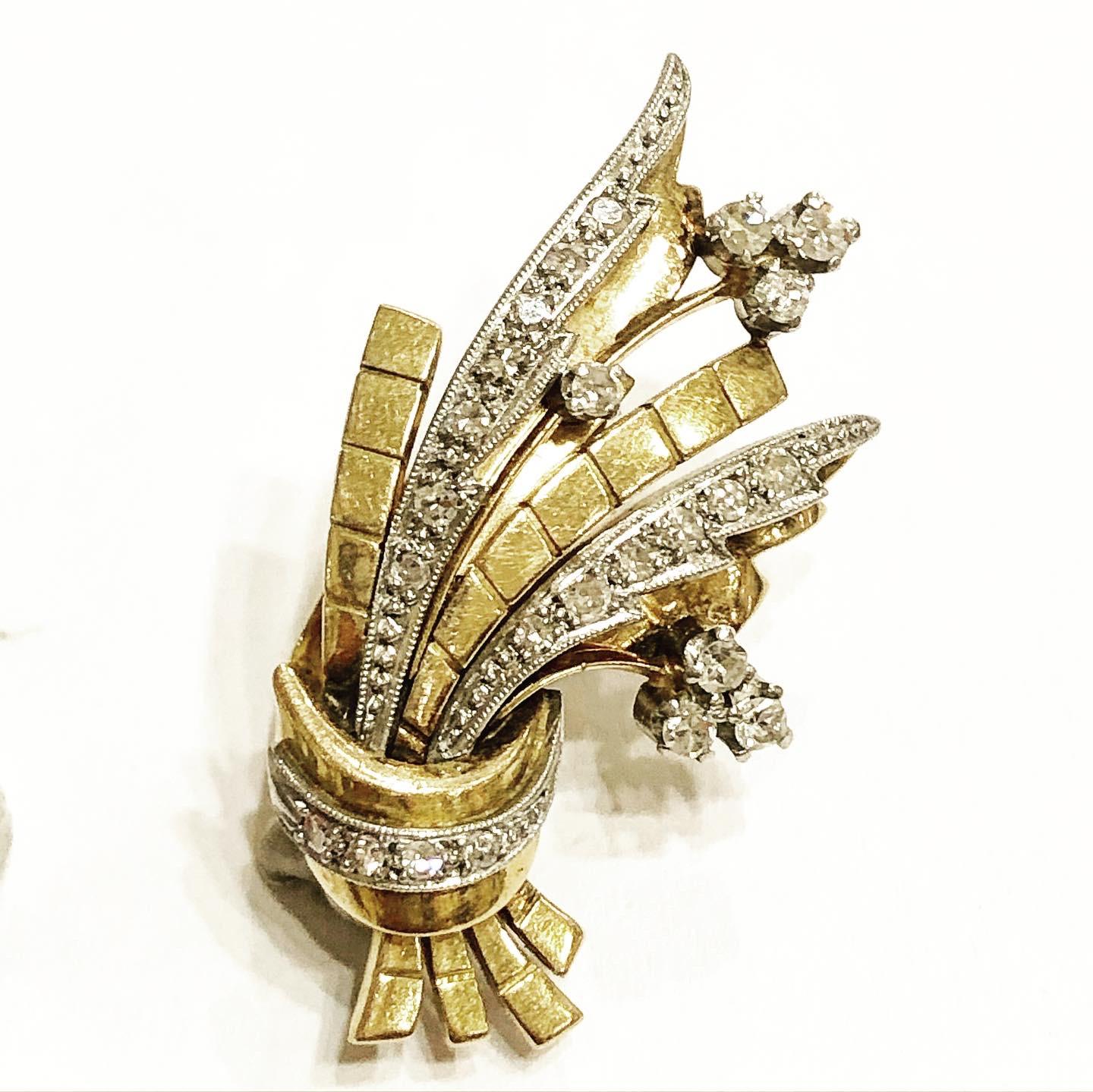 Sheaf shaped stylish diamonds , platinum and 18 karats yellow gold pair of clip-on earrings.
France, retro style, circa 1940. Condition: Good..
Metal: 18K yellow gold.
Round brilliant-cut diamonds.
Total approximate diamond carat weight: 1.10