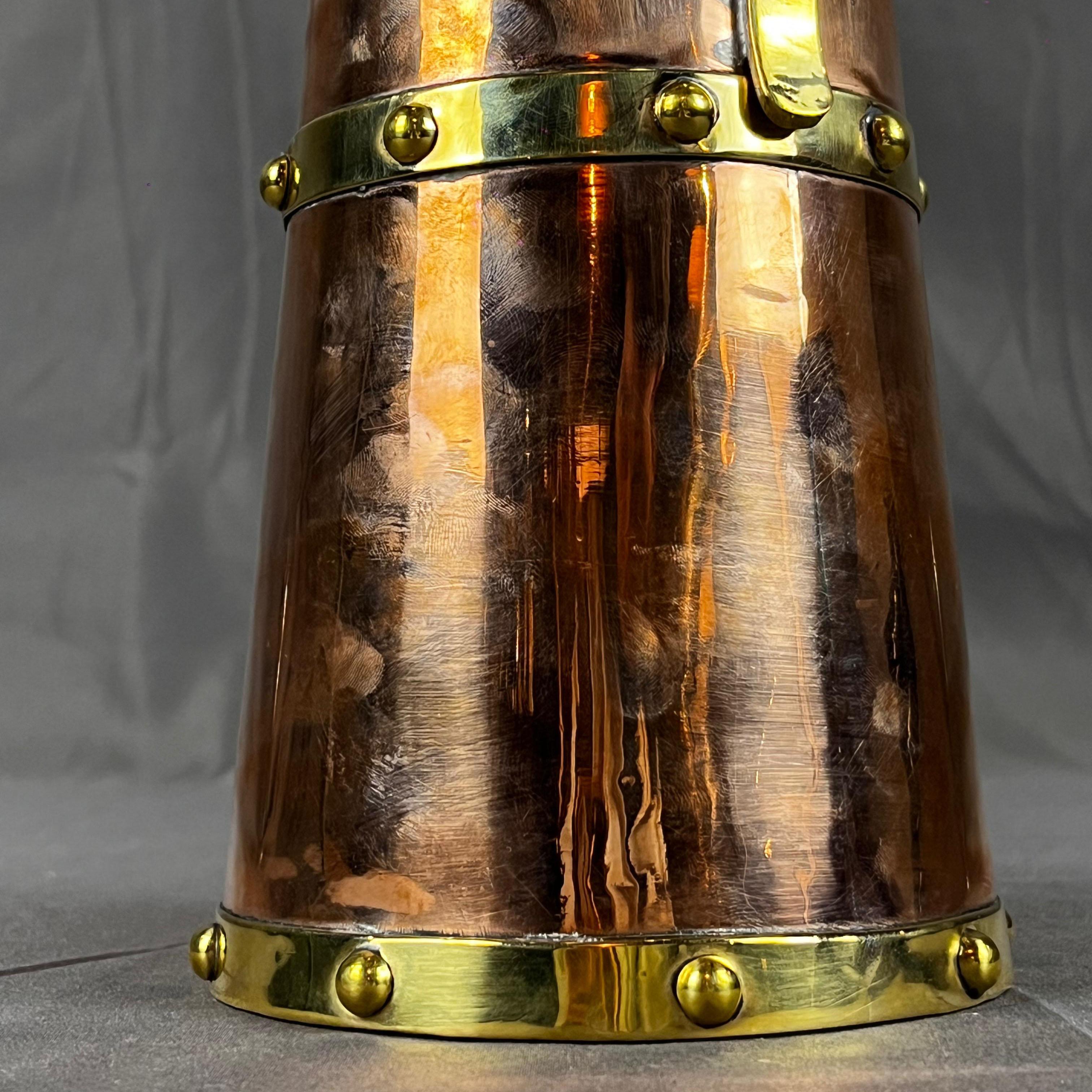 1940s Taxco México Héctor Aguilar Copper and Brass Pitcher In Good Condition For Sale In Mexico City, MX