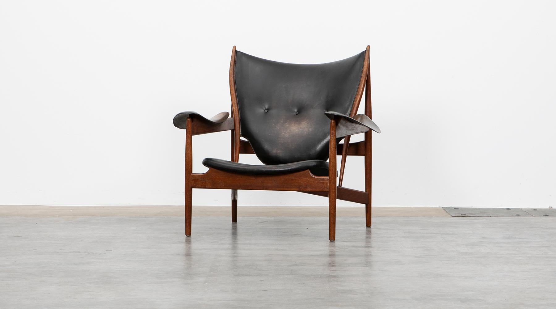 Chieftain's chair, teak by Finn Juhl, manufactured by Niels Vodder, Denmark, 1949.

The powerful design is supported by the size and extravagance of the impressive chieftain's chair. Finn Juhl reached its absolute peak as a pioneering furniture