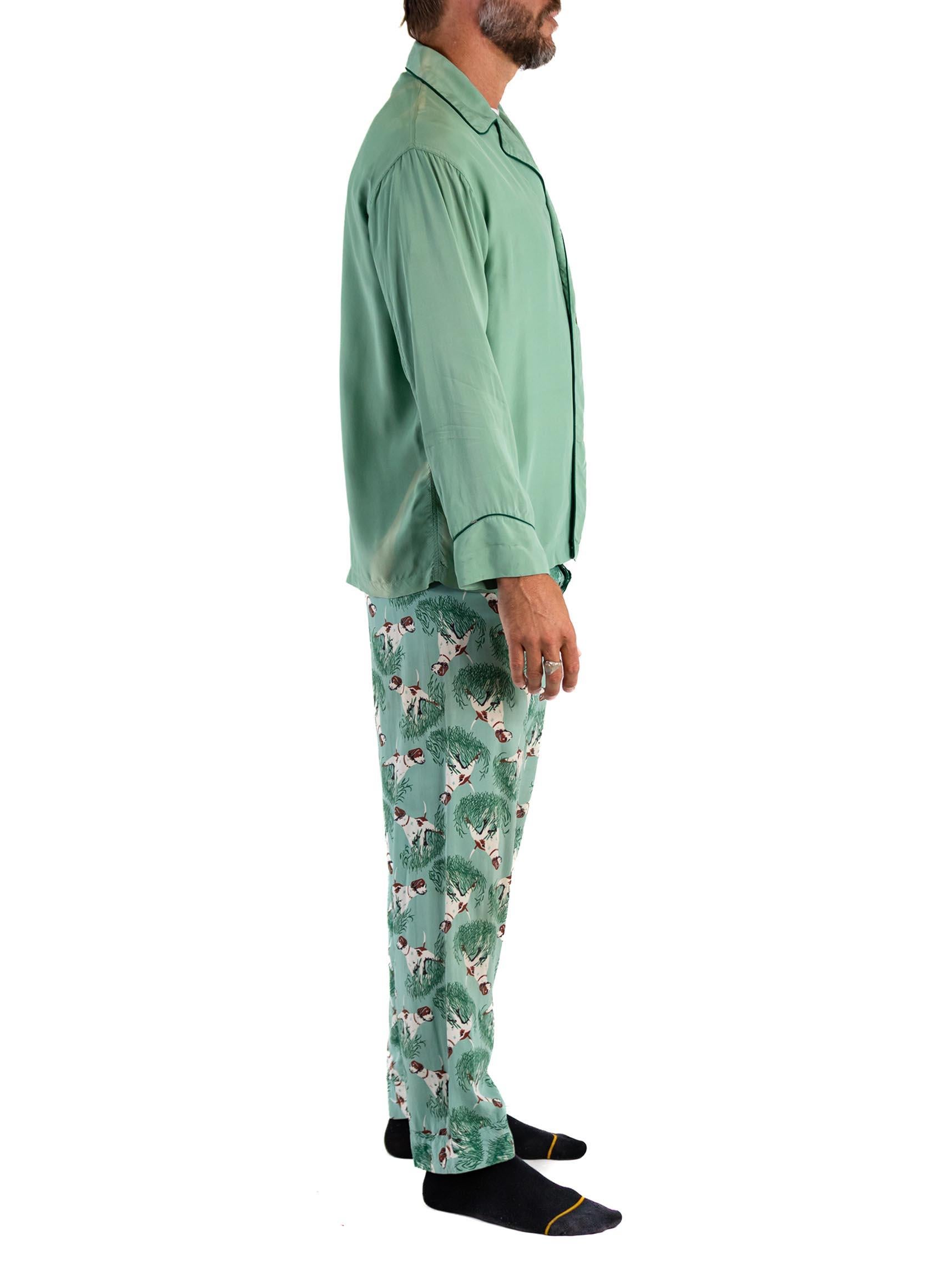 1940S Teal Rayon Solid Top And Hunting Dog Pants Pajamas Set In Excellent Condition For Sale In New York, NY