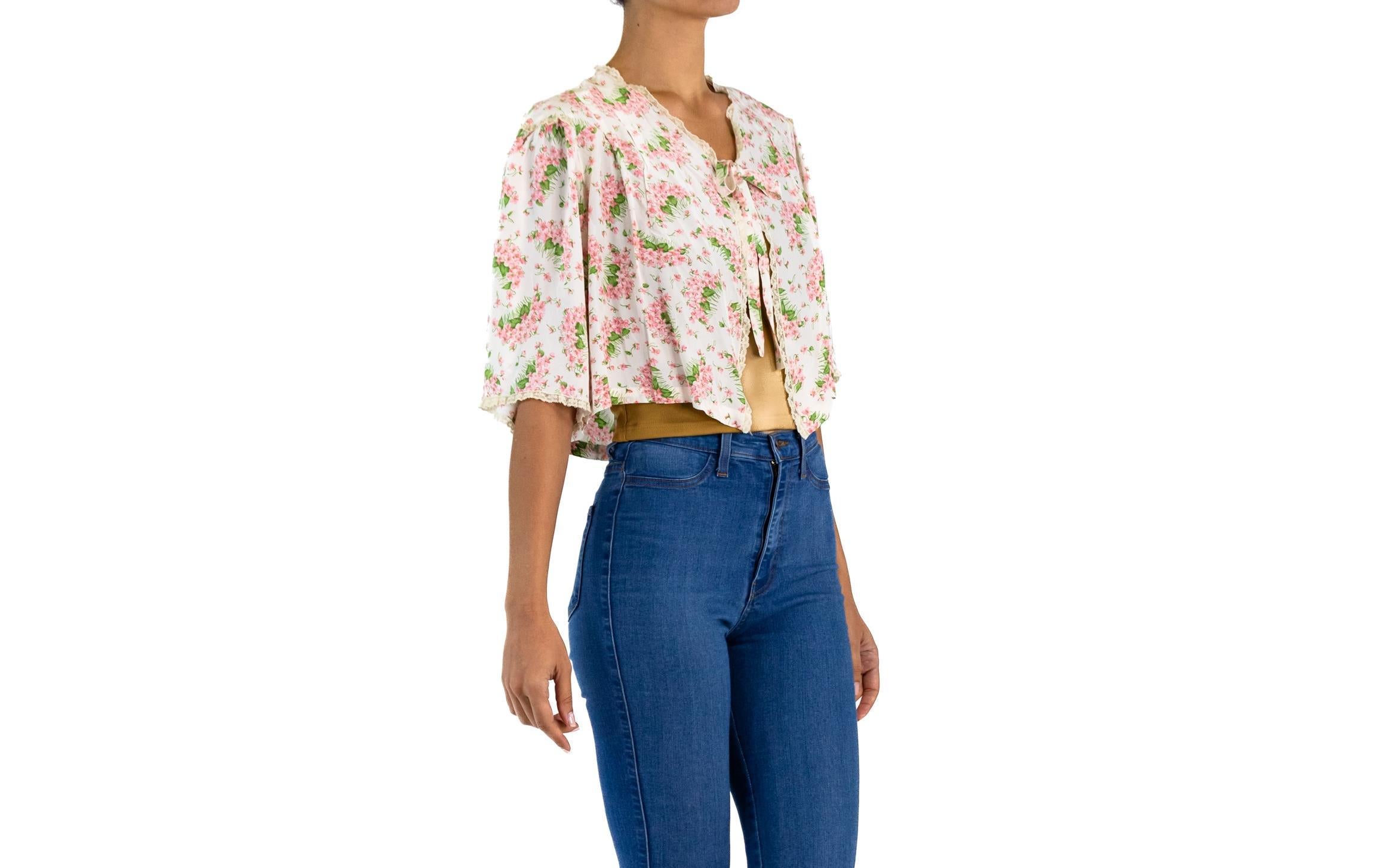 1940S TEXTRON White Cold Rayon Pink Floral Bed Jacket In Excellent Condition For Sale In New York, NY