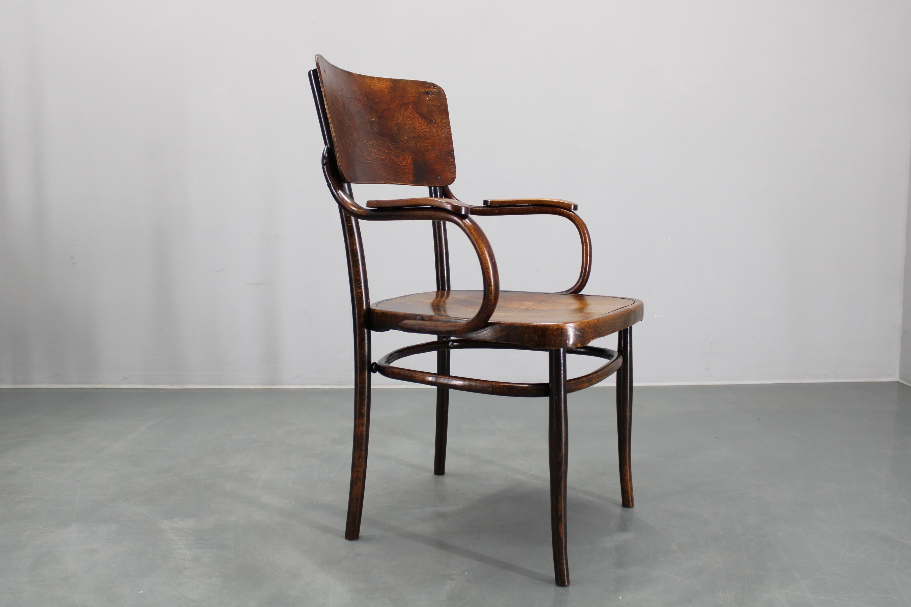 Chaise en hêtre Thonet des années 1940 no. 57, Tchécoslovaquie en vente 4