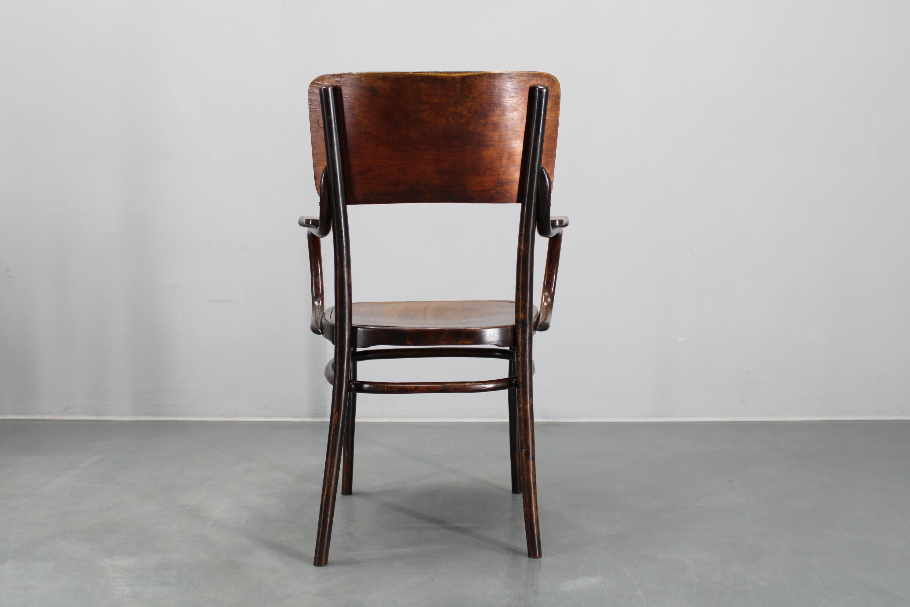 Chaise en hêtre Thonet des années 1940 no. 57, Tchécoslovaquie en vente 7