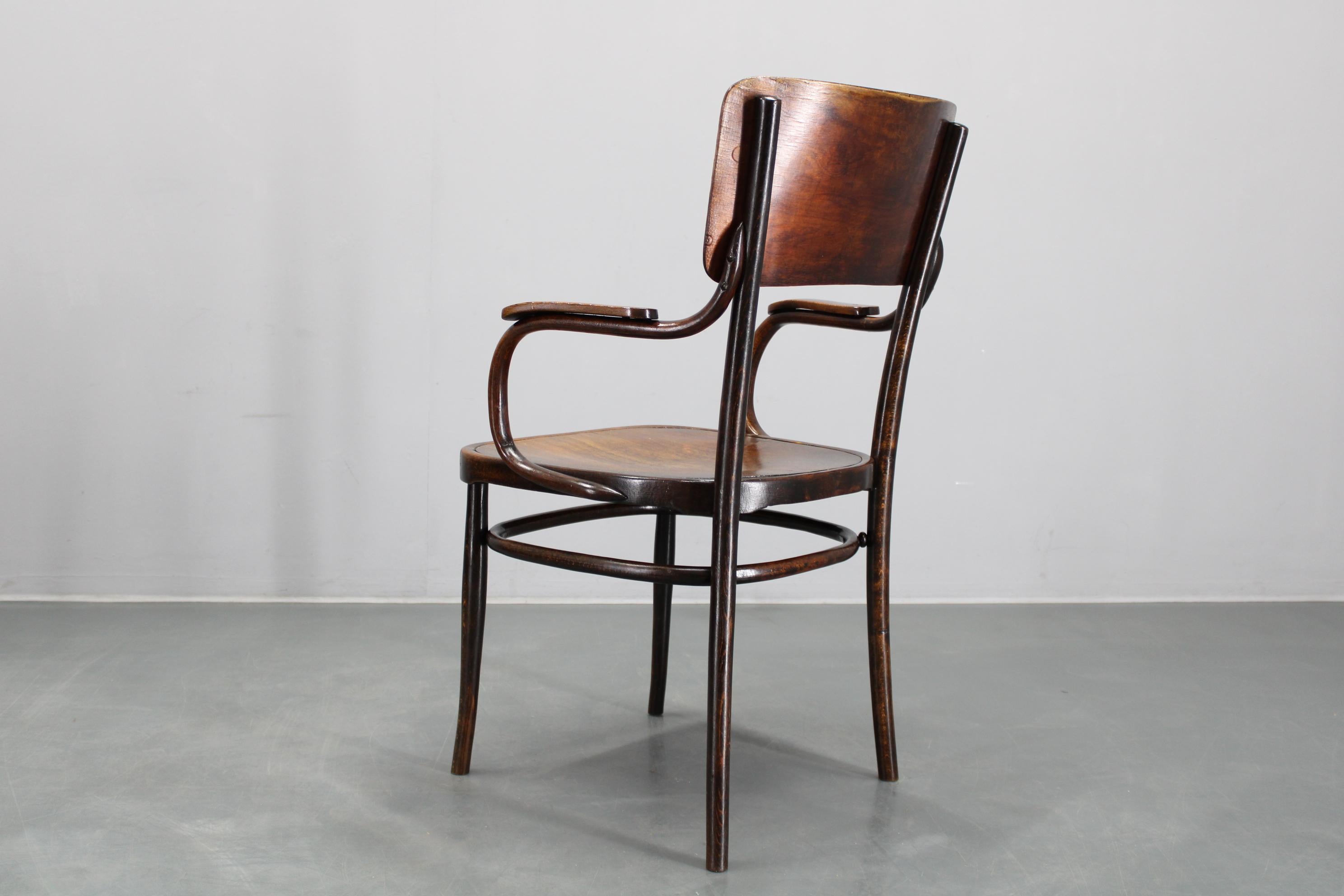 Chaise en hêtre Thonet des années 1940 no. 57, Tchécoslovaquie en vente 8