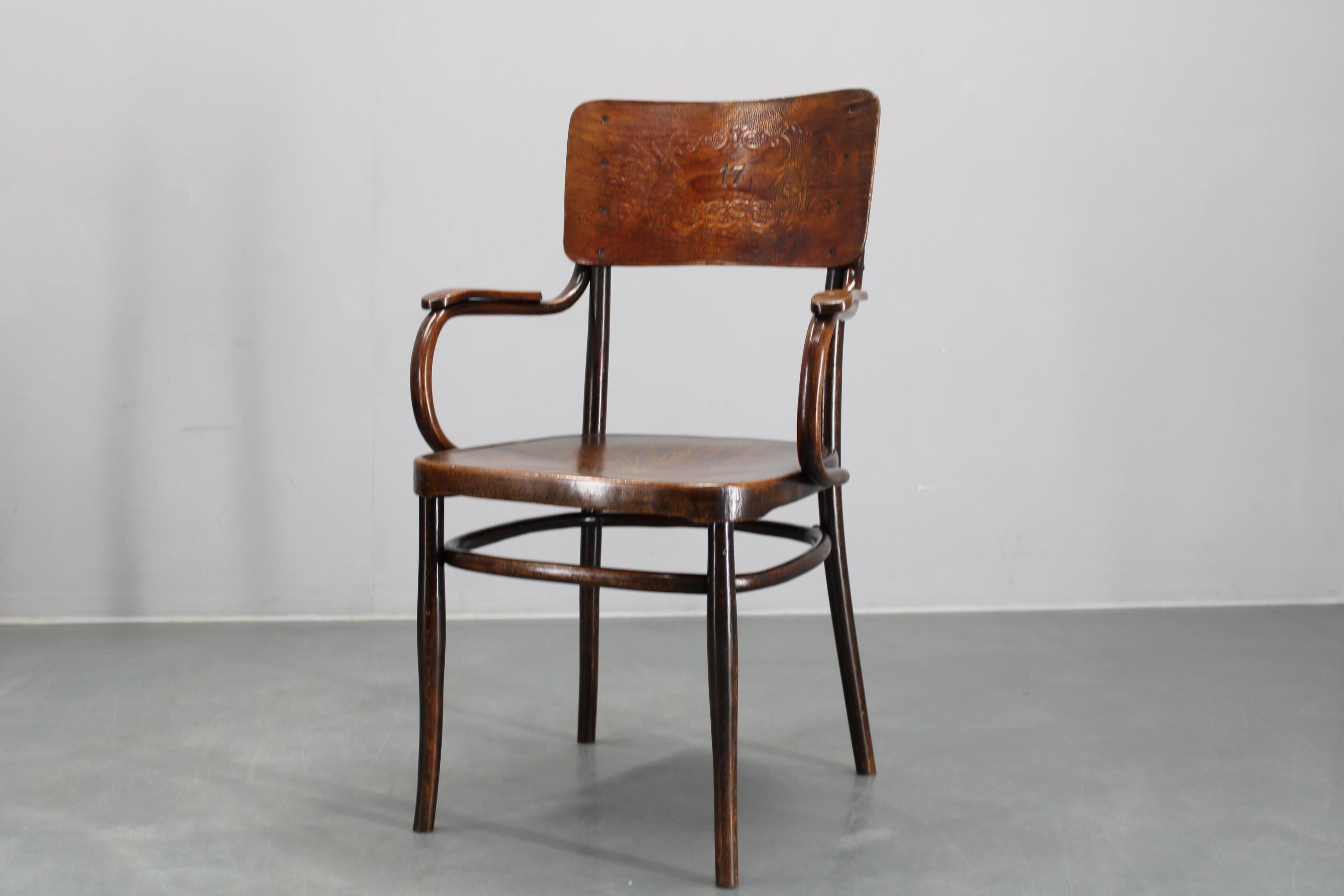 Chaise en hêtre Thonet des années 1940 no. 57, Tchécoslovaquie en vente 10