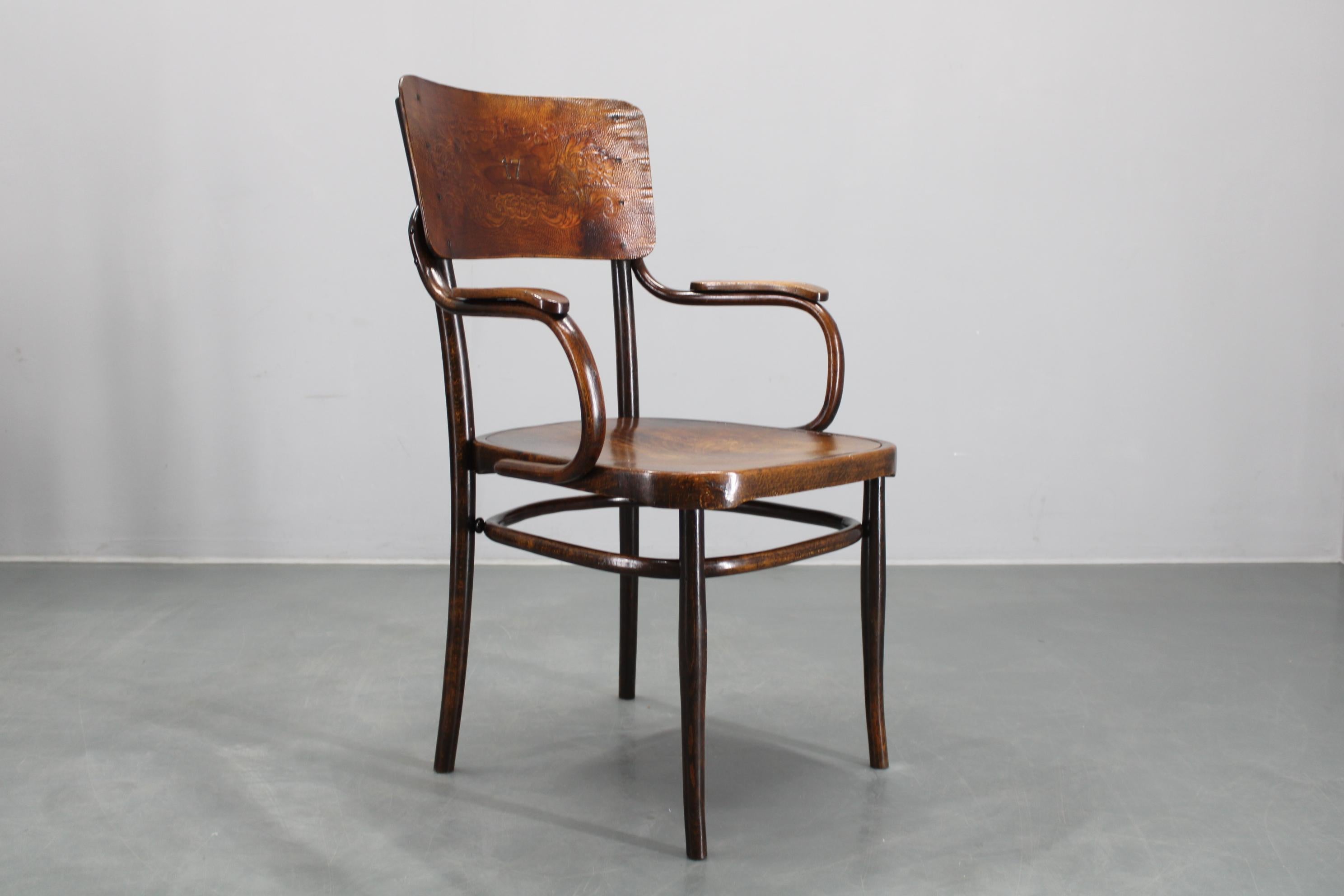 Art déco Chaise en hêtre Thonet des années 1940 no. 57, Tchécoslovaquie en vente