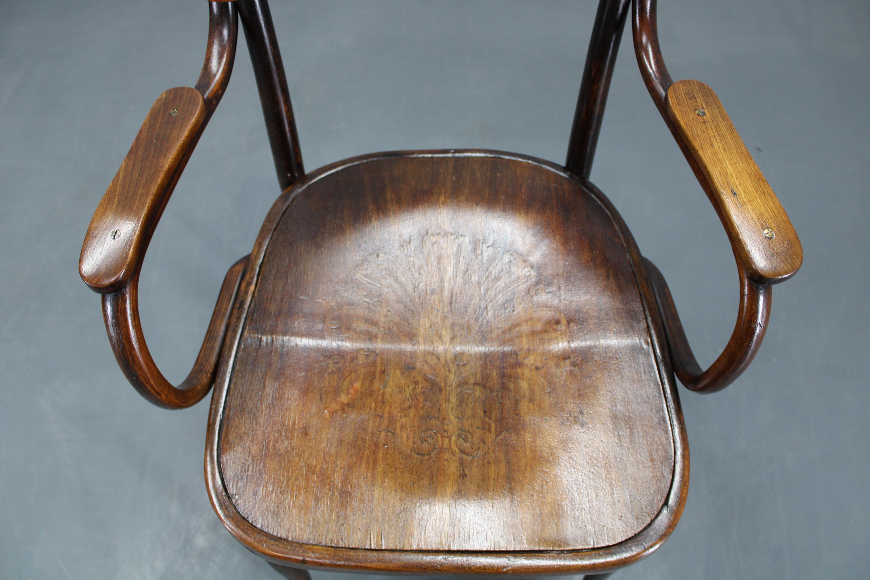 Milieu du XXe siècle Chaise en hêtre Thonet des années 1940 no. 57, Tchécoslovaquie en vente