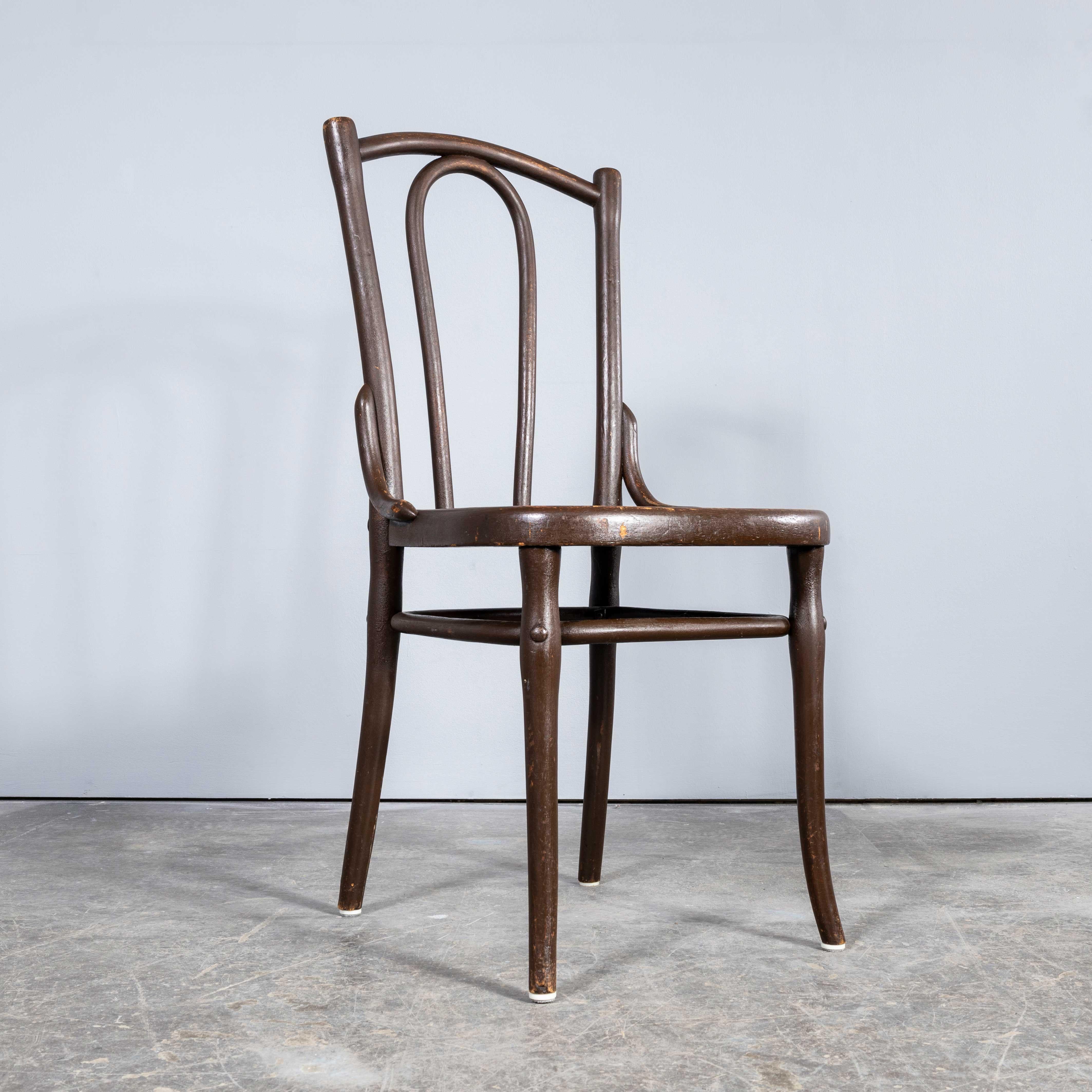 Chaises en bois courbé Thonet Original des années 1940 - Ensemble de dix-sept chaises en vente 7