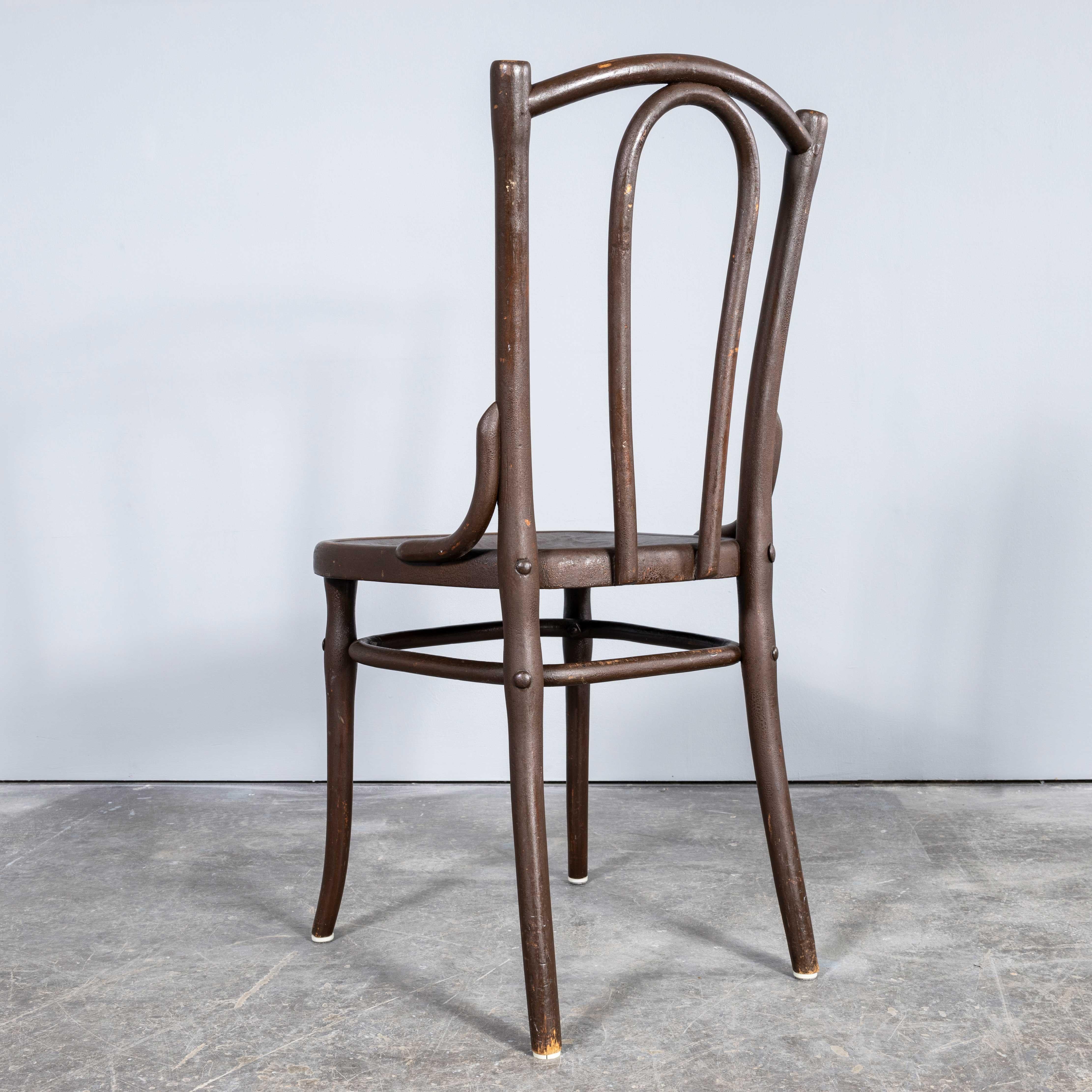 Chaises en bois courbé Thonet Original des années 1940 - Ensemble de dix-sept chaises en vente 8