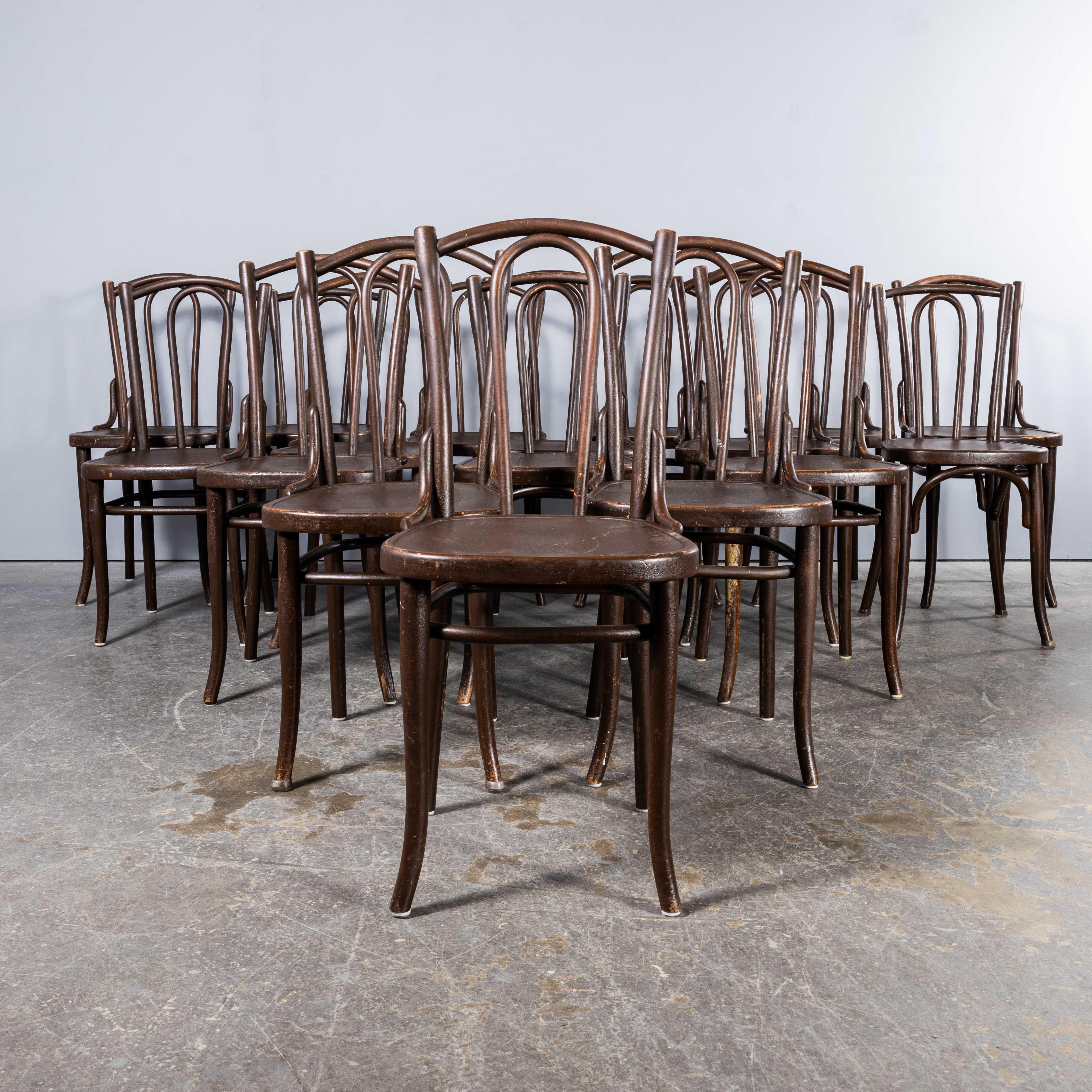 Chaises en bois courbé Thonet Original des années 1940 - Ensemble de dix-sept chaises en vente 9